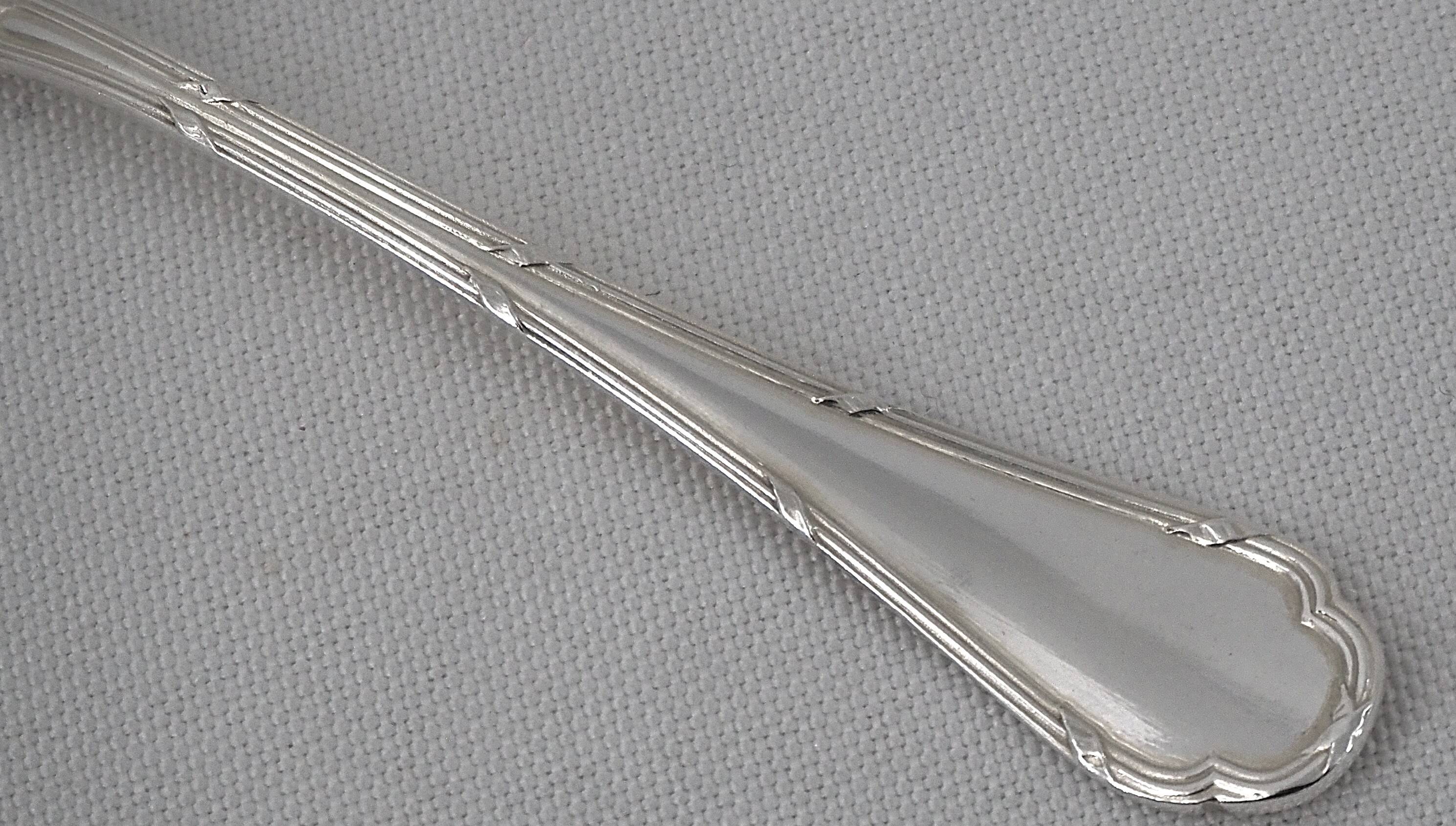 Ercuis Trianon, Rubans, 12 silver-plated oyster forks, excellent condition.