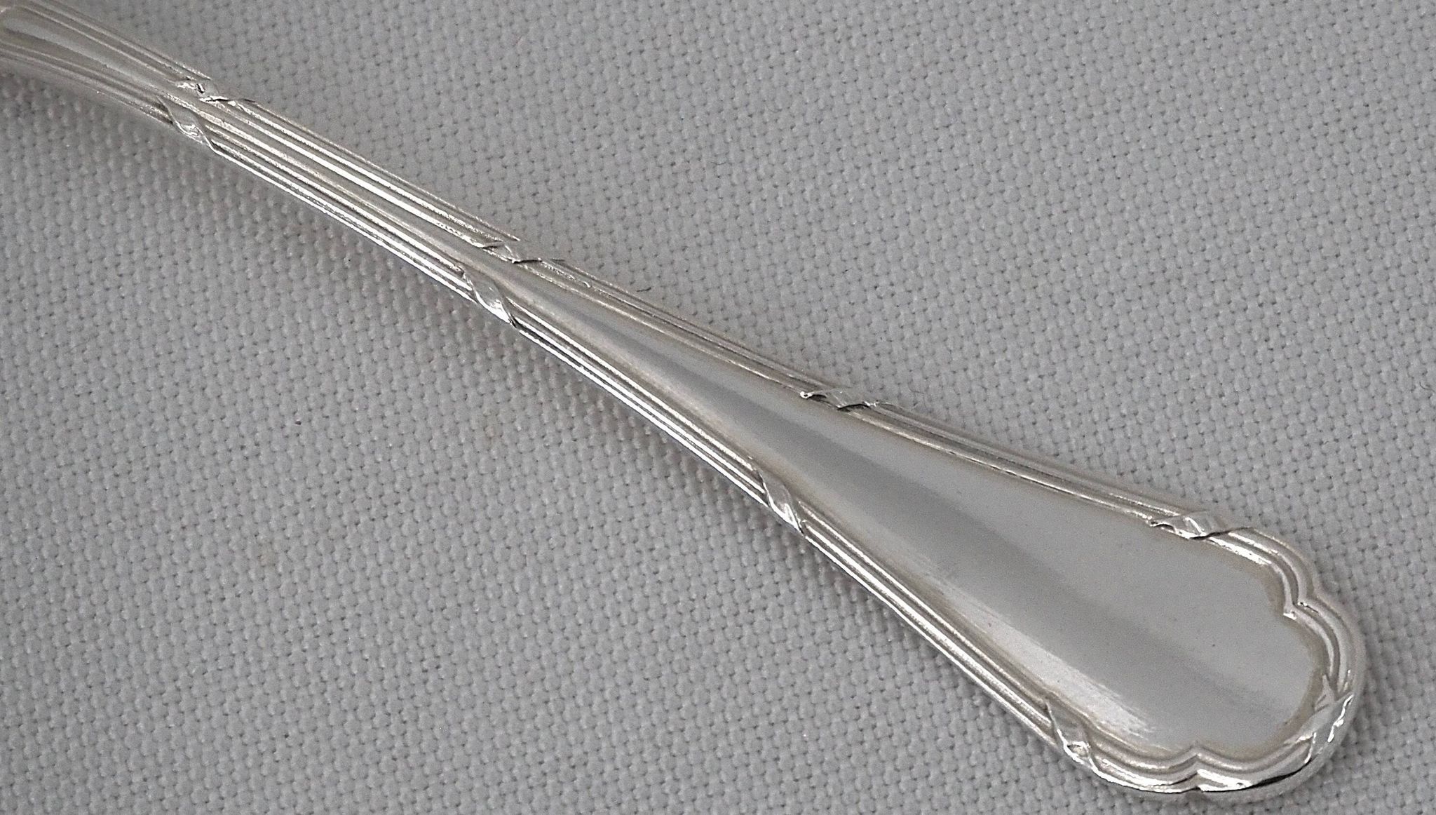 Ercuis Trianon, Rubans, 12 silver-plated oyster forks, excellent condition.