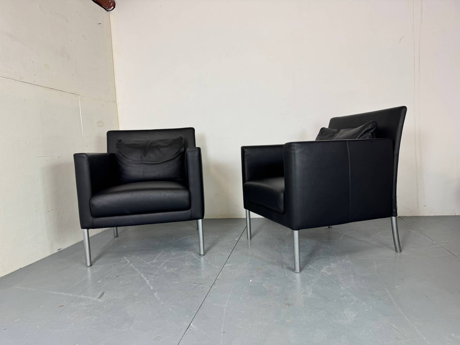 2 fauteuils de salon modernistes allemands en cuir noir et acier de Walter Knoll