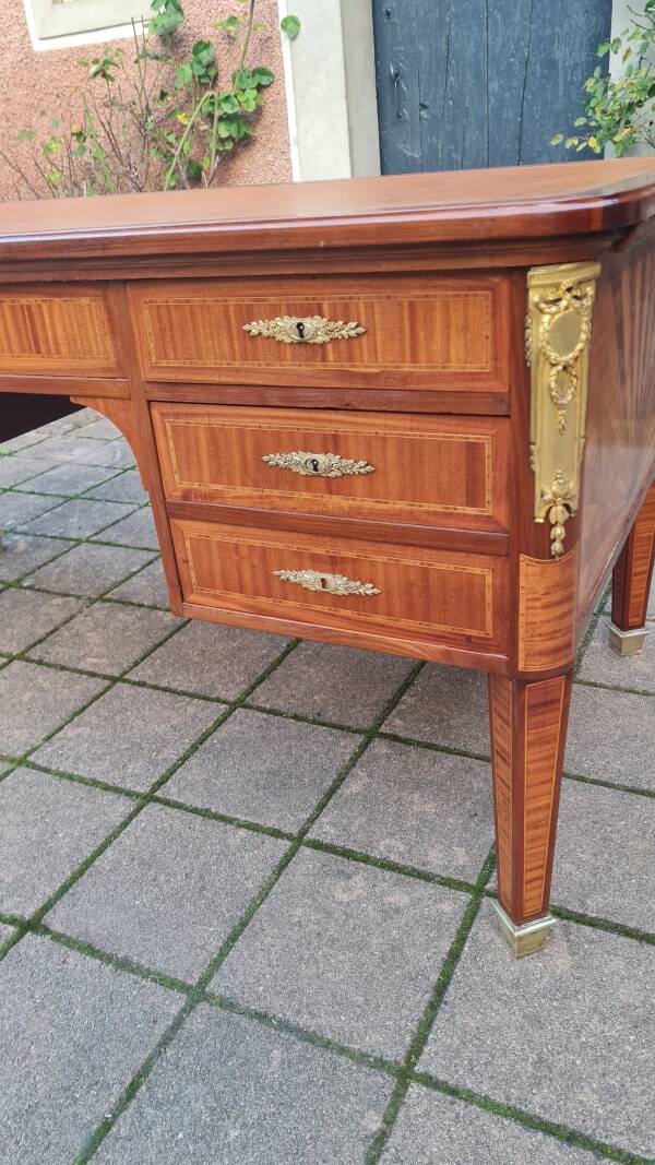 Napoleon III period desk in marquetry from the 19th century.