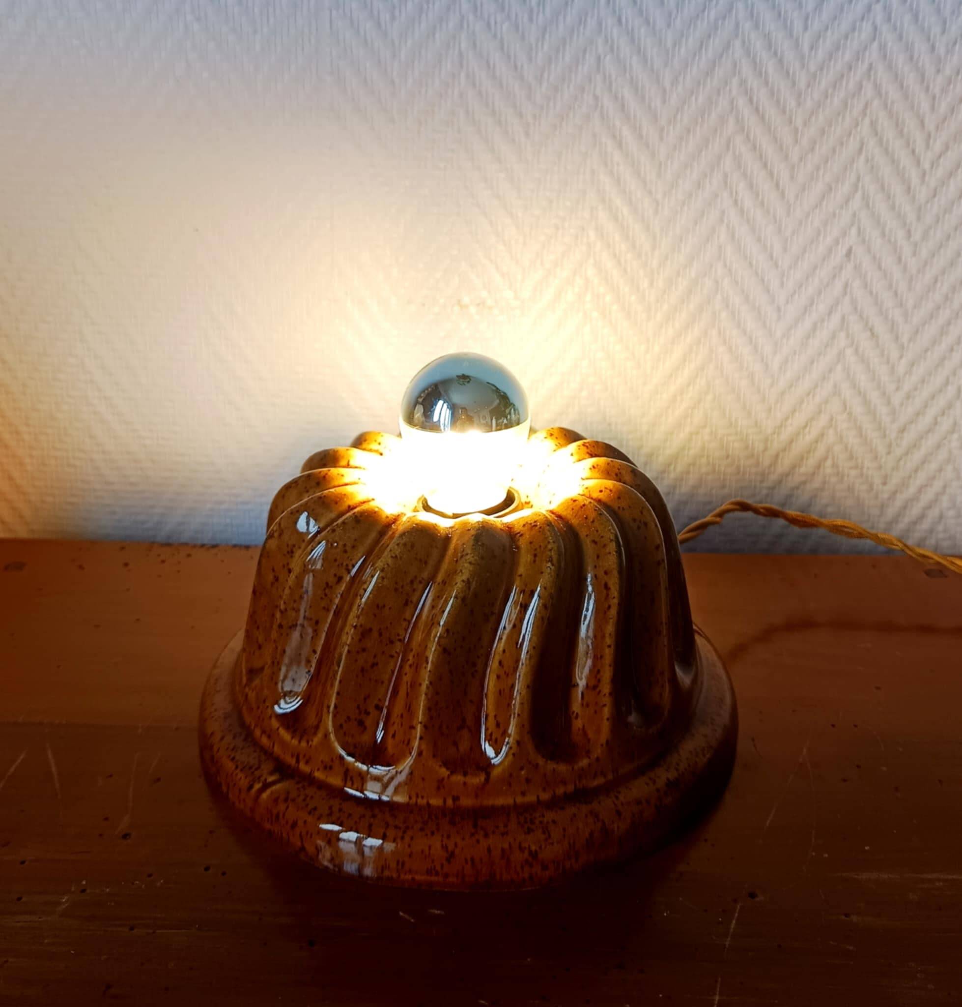 Ceramic cake mold table lamp