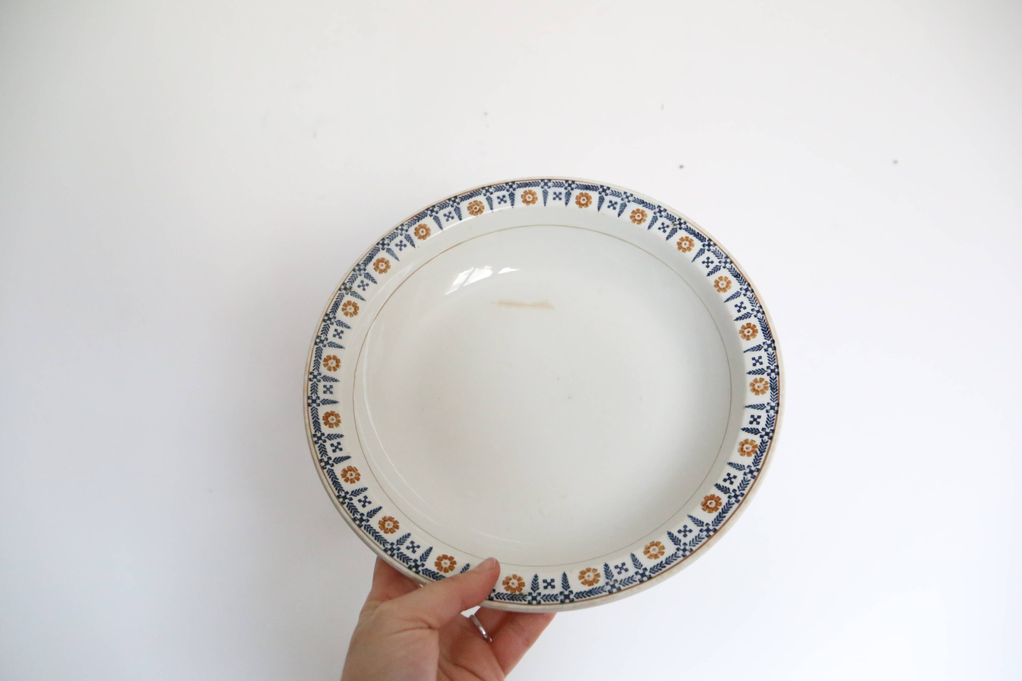 Plat rond et creux terre de fer, Saint Amandinoise, 1930