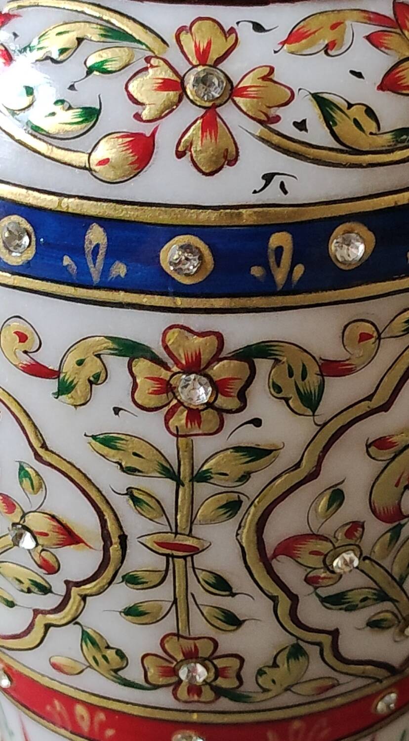 Hindu marble vase with floral decoration and gold leaf, in a box. Height 20 cm.