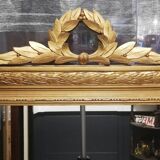 Miroir à fronton en bois sculpté