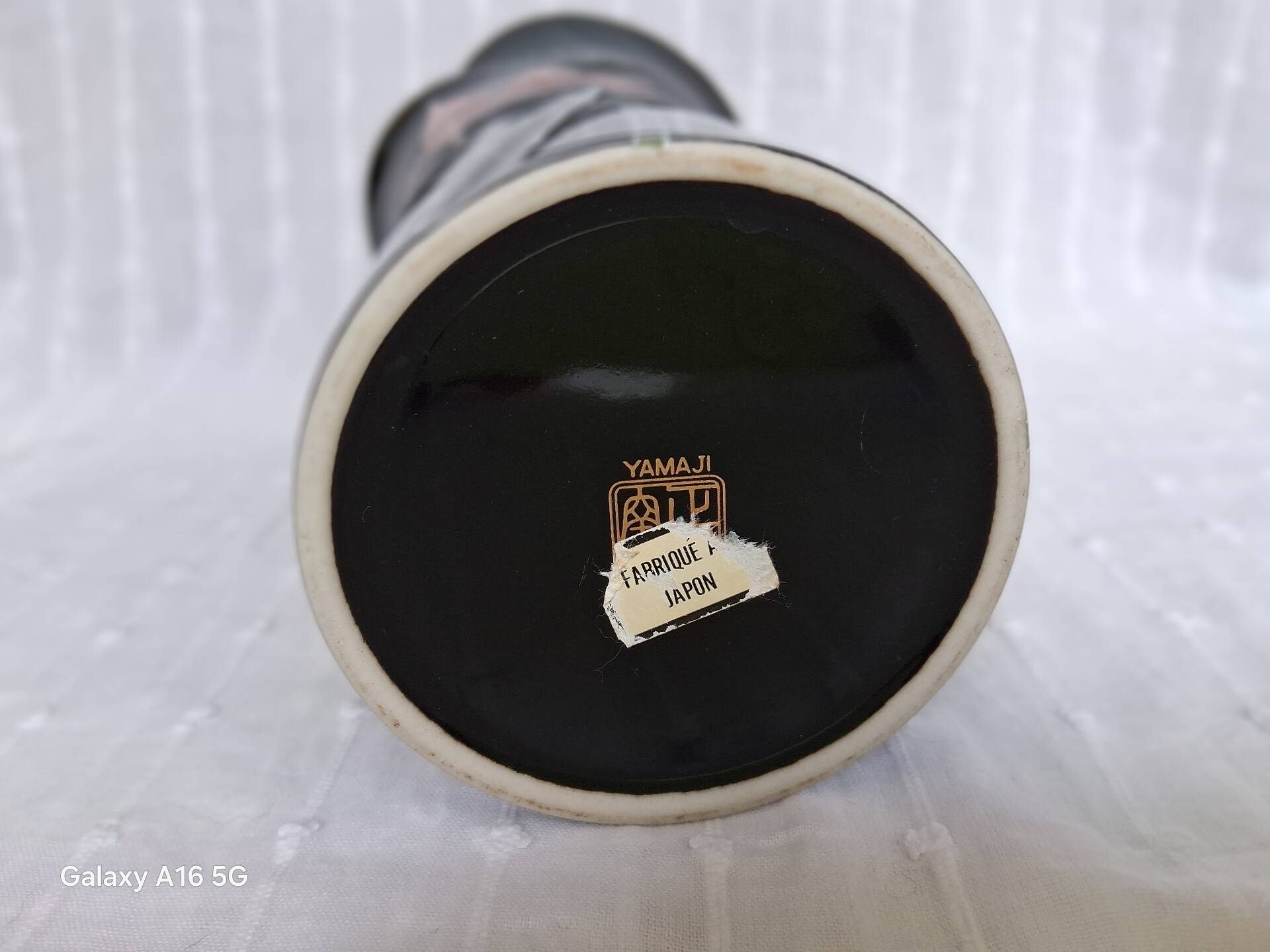 Superb vintage vase in glossy black glazed porcelain. Yamaji.