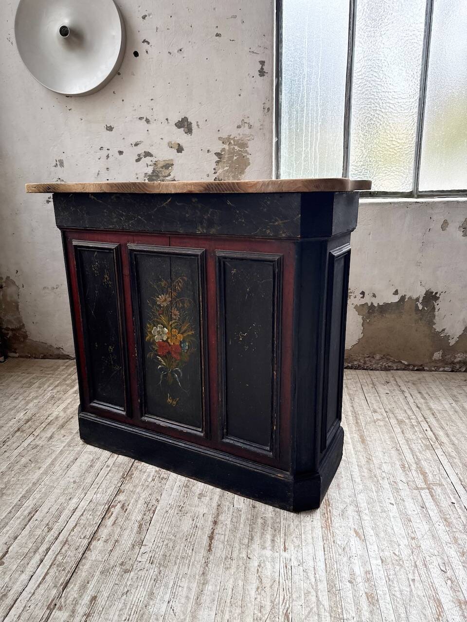Floral 1920s trading counter