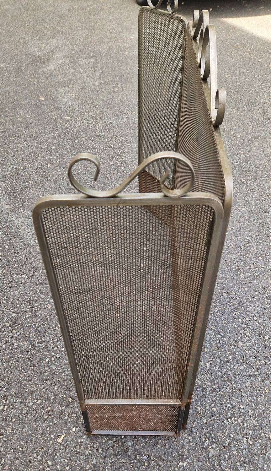Metal fireplace screen