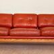Canapé vintage suédois des années 70 en cuir cognac pour 3 personnes.