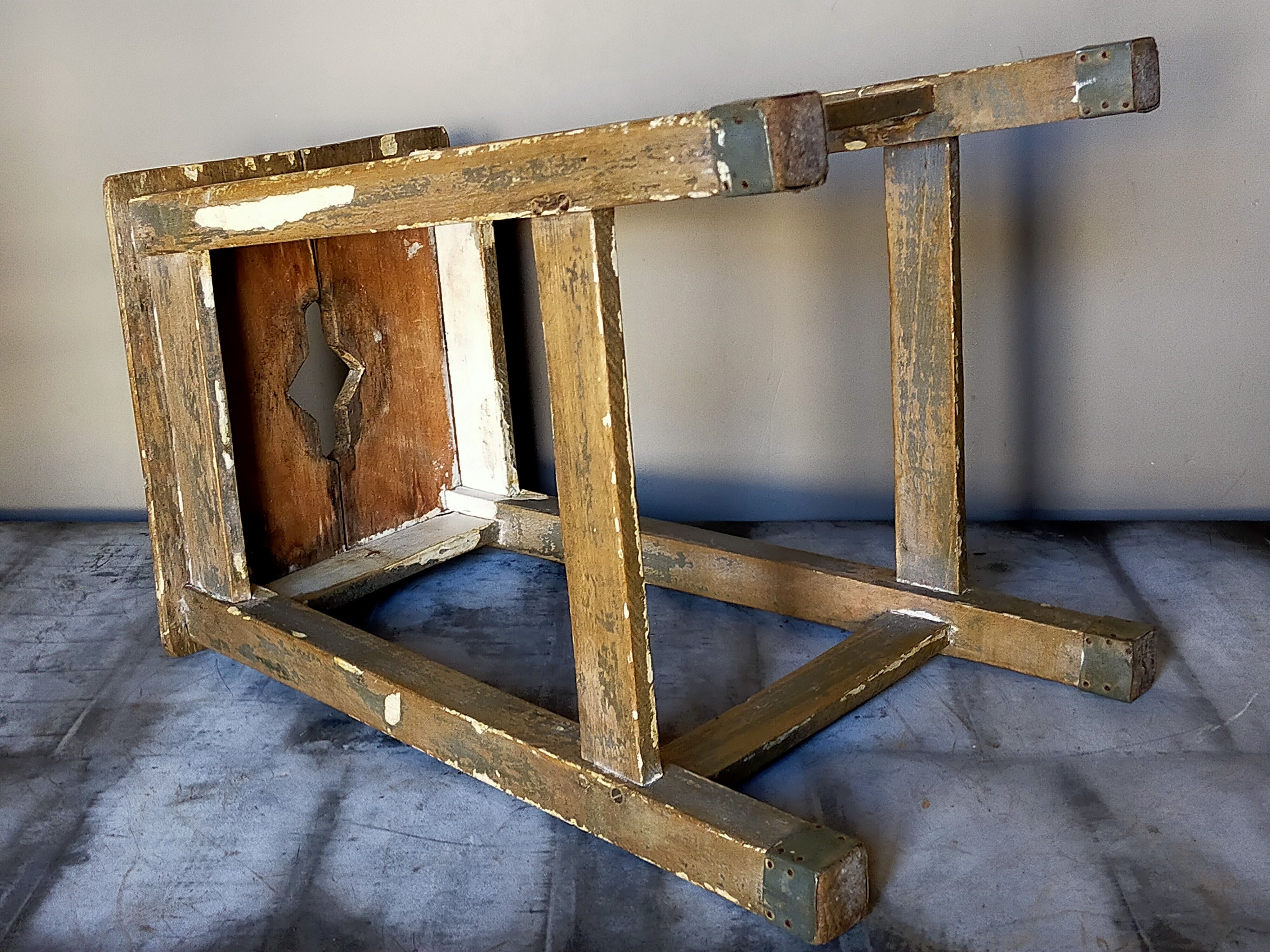 Tabouret d'atelier ancien à poignée