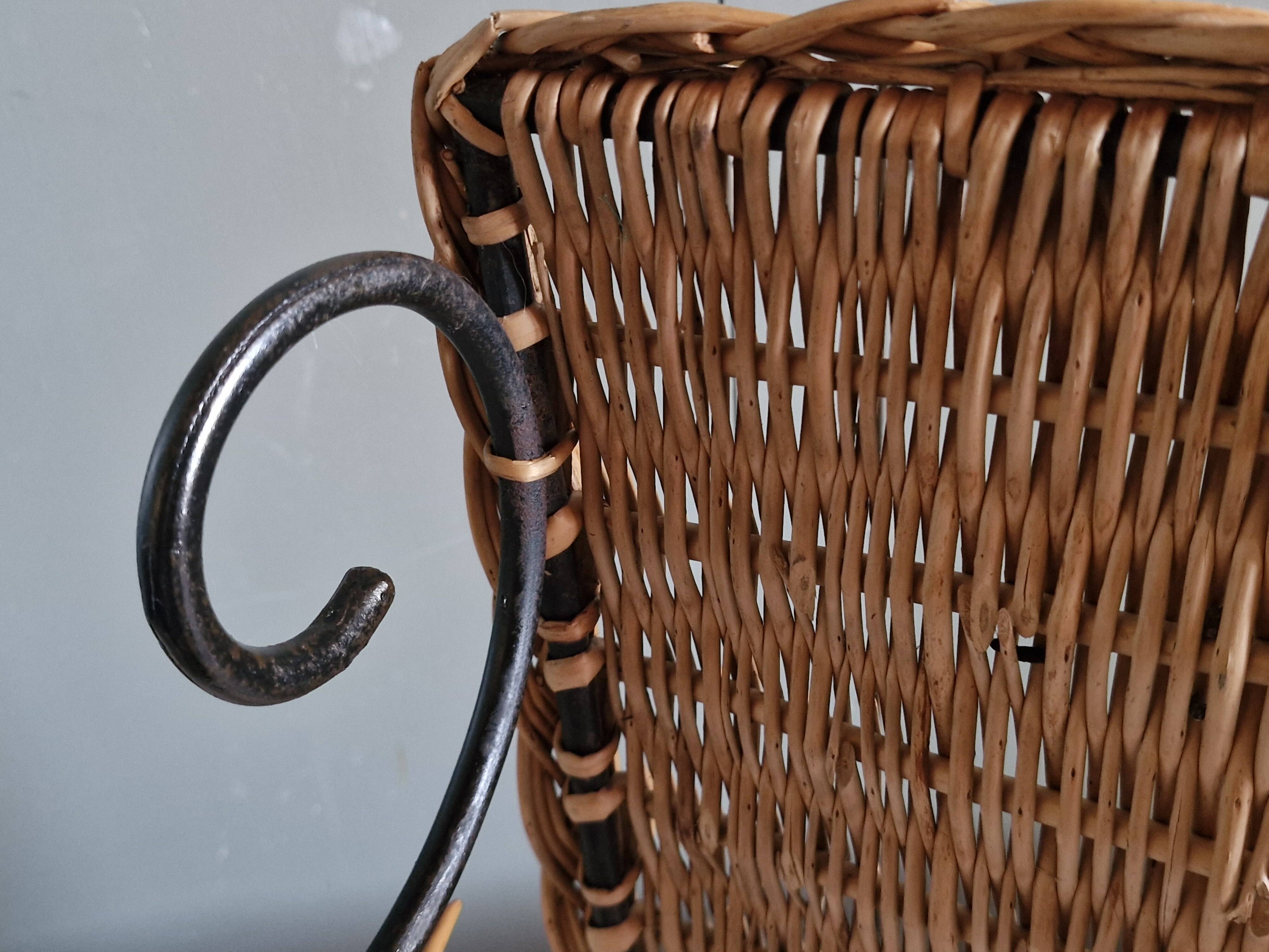 Small antique piece of furniture from the 1960s made of rattan and wrought iron in the shape of a lyre.