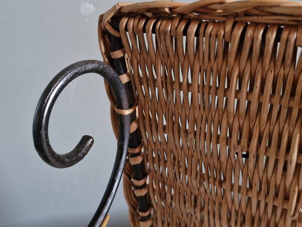 Petit meuble ancien des années 1960 en rotin et fer forgé en forme de lyre