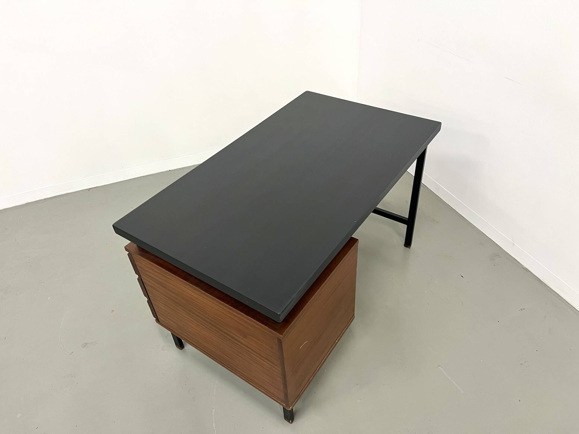 Pierre Guariche desk in teak and lacquered steel