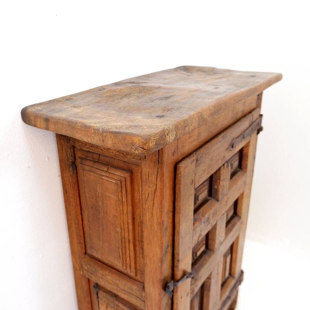 Armoire rustique en bois avec porte à panneau sculpté et ferrures en fer - Espagne, début XIXe siècle