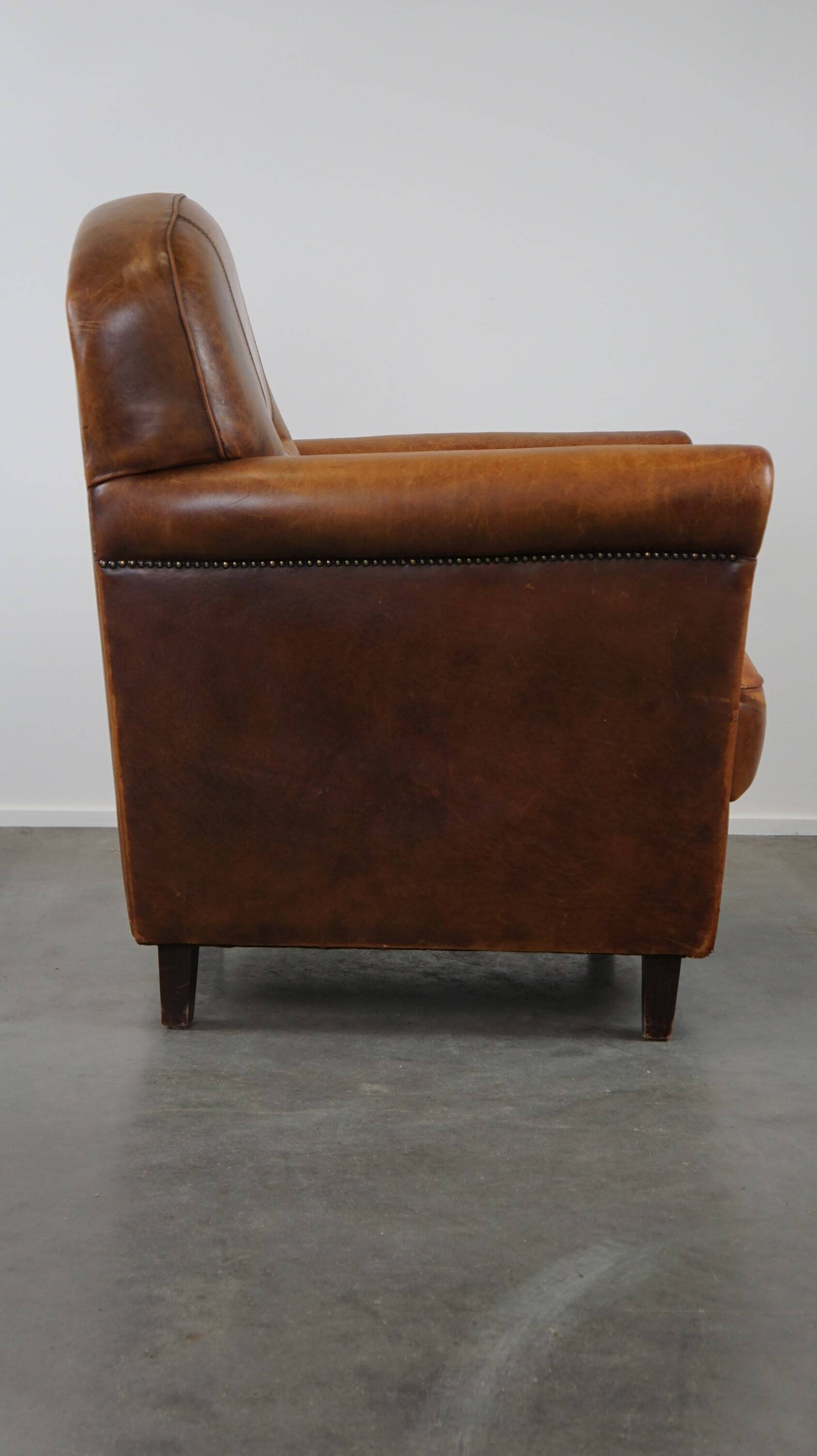 Charmant et robuste fauteuil en cuir de mouton, grand modèle