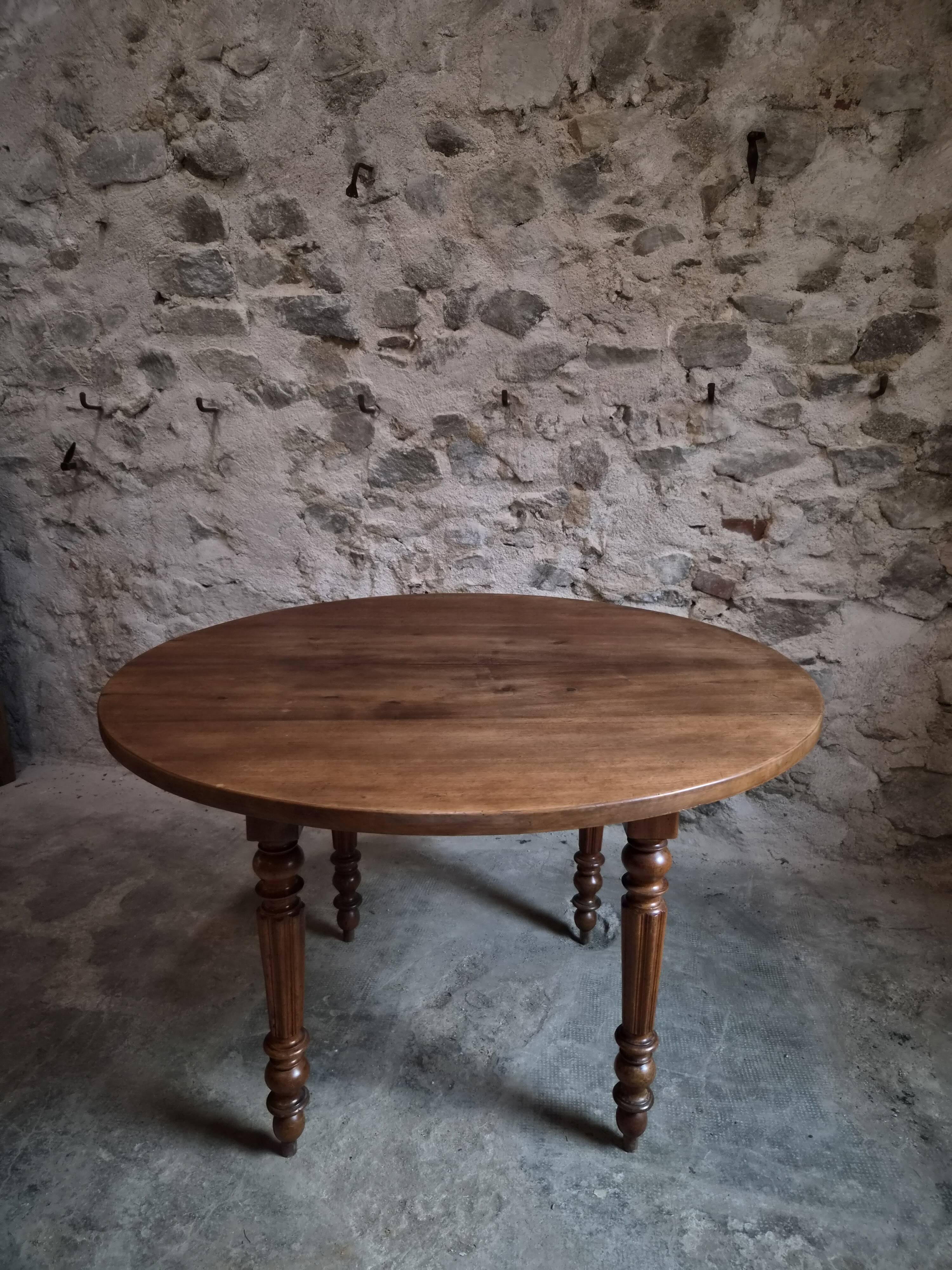 French antique round dining table in walnut, circa 1880–1900.
