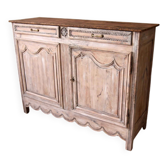 Buffet patiné et sculpté