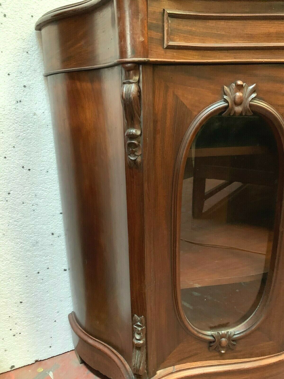 Vitrine galbée Louis Philippe en acajou XIX siècle