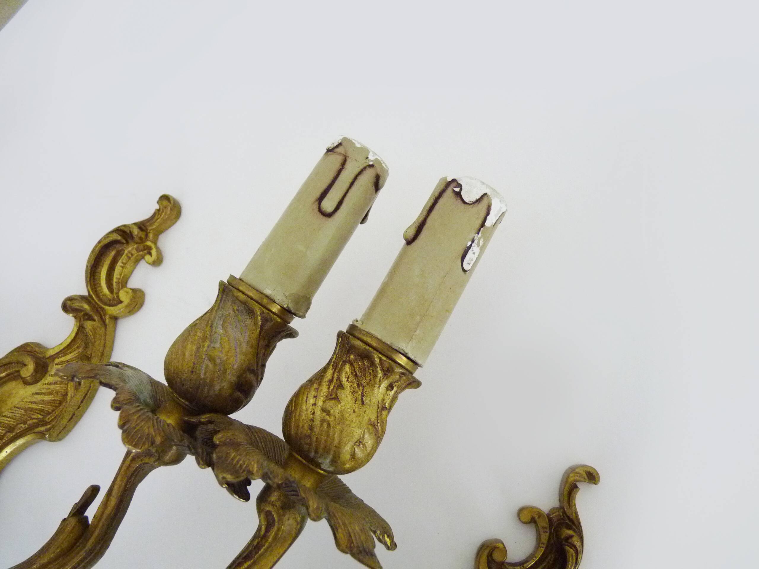Ancienne paire d'appliques murales à double feux en bronze ou laiton, feuille d'acanthes. Années 60