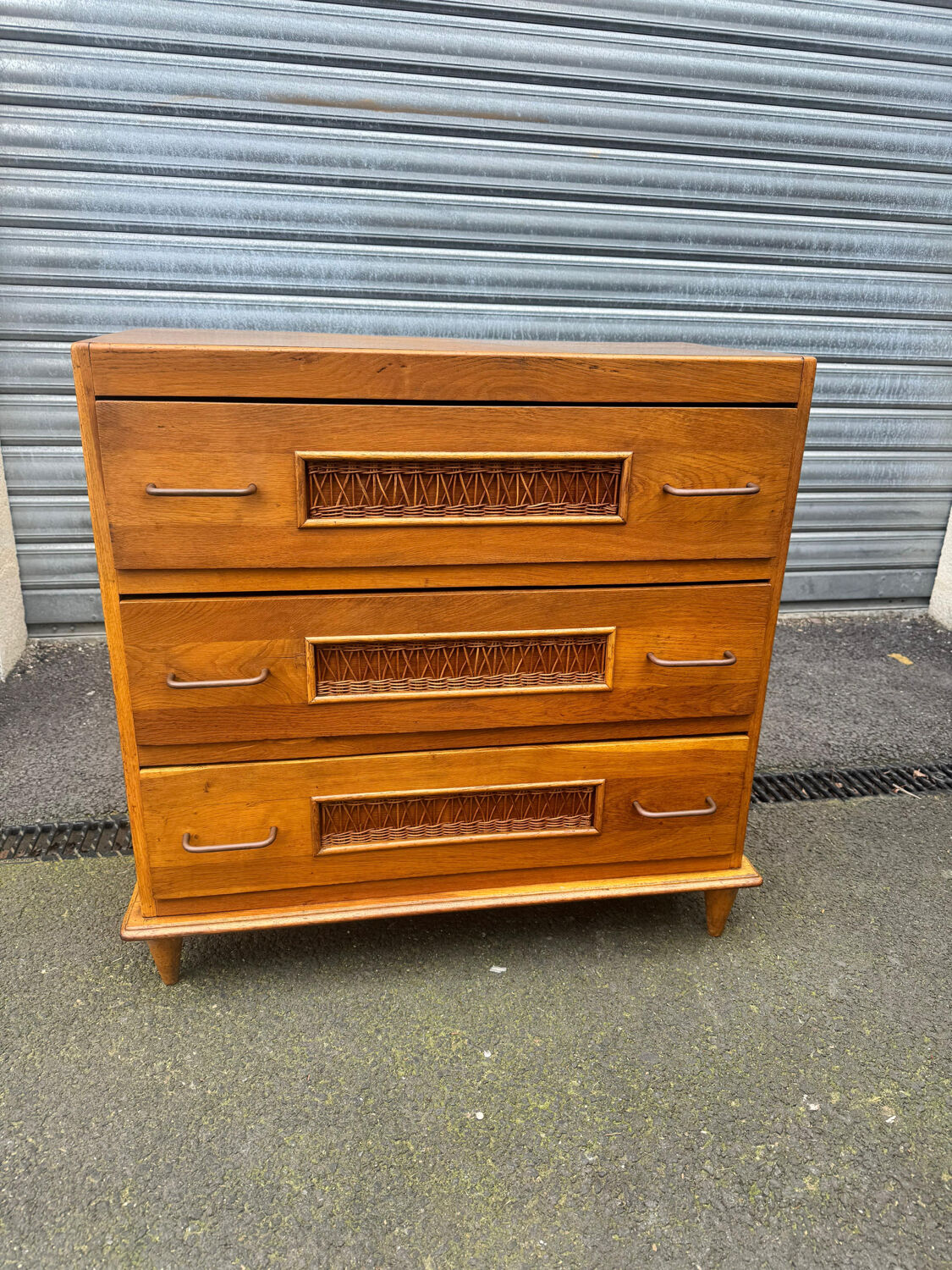 Vintage 1970s chest of drawers: wood and rattan, splayed legs.