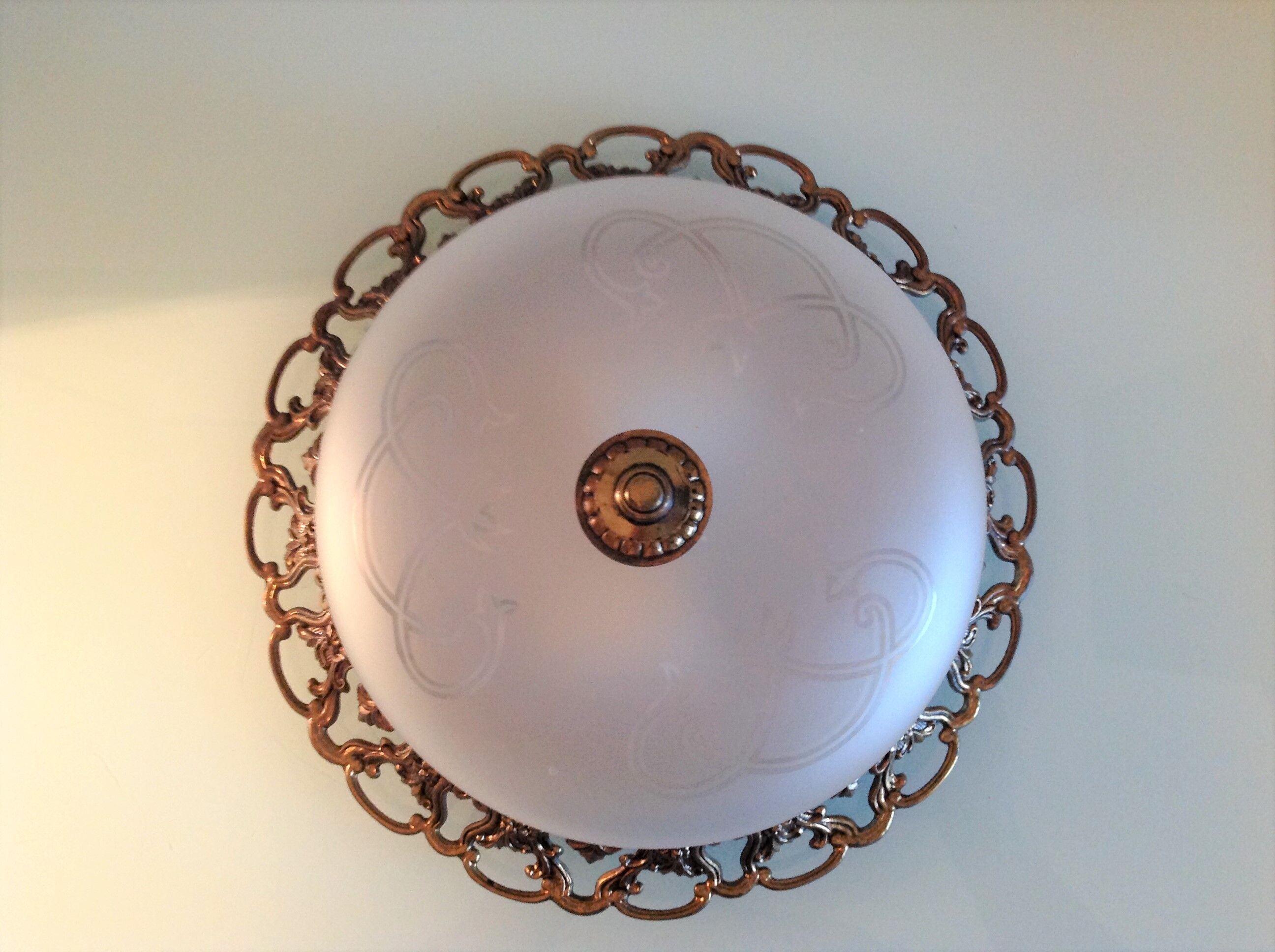 Round ceiling lamp in frosted glass art deco style