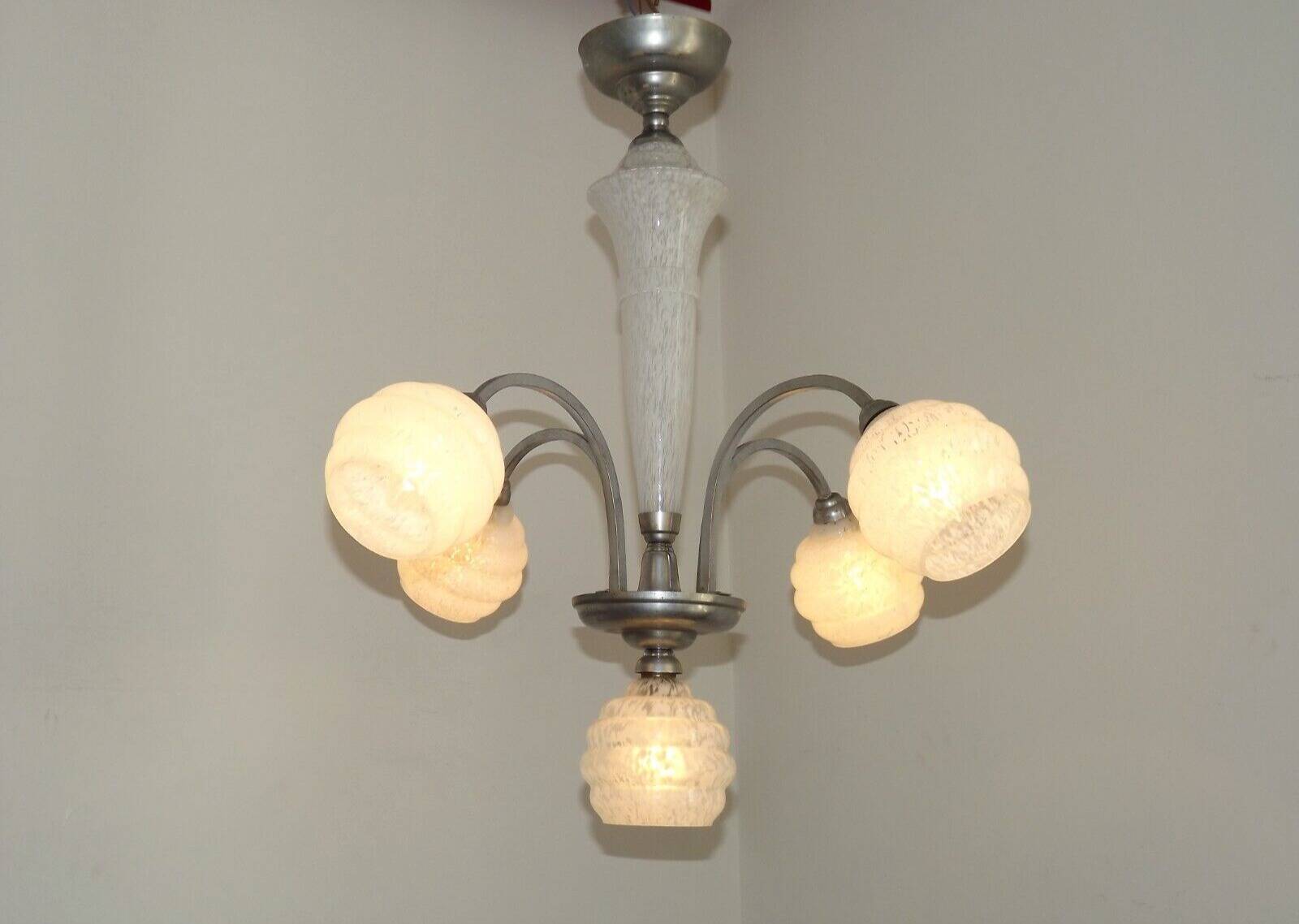 French Art Deco chandelier in silver-finished brass with 5 lights, Clichy white glass 4456.