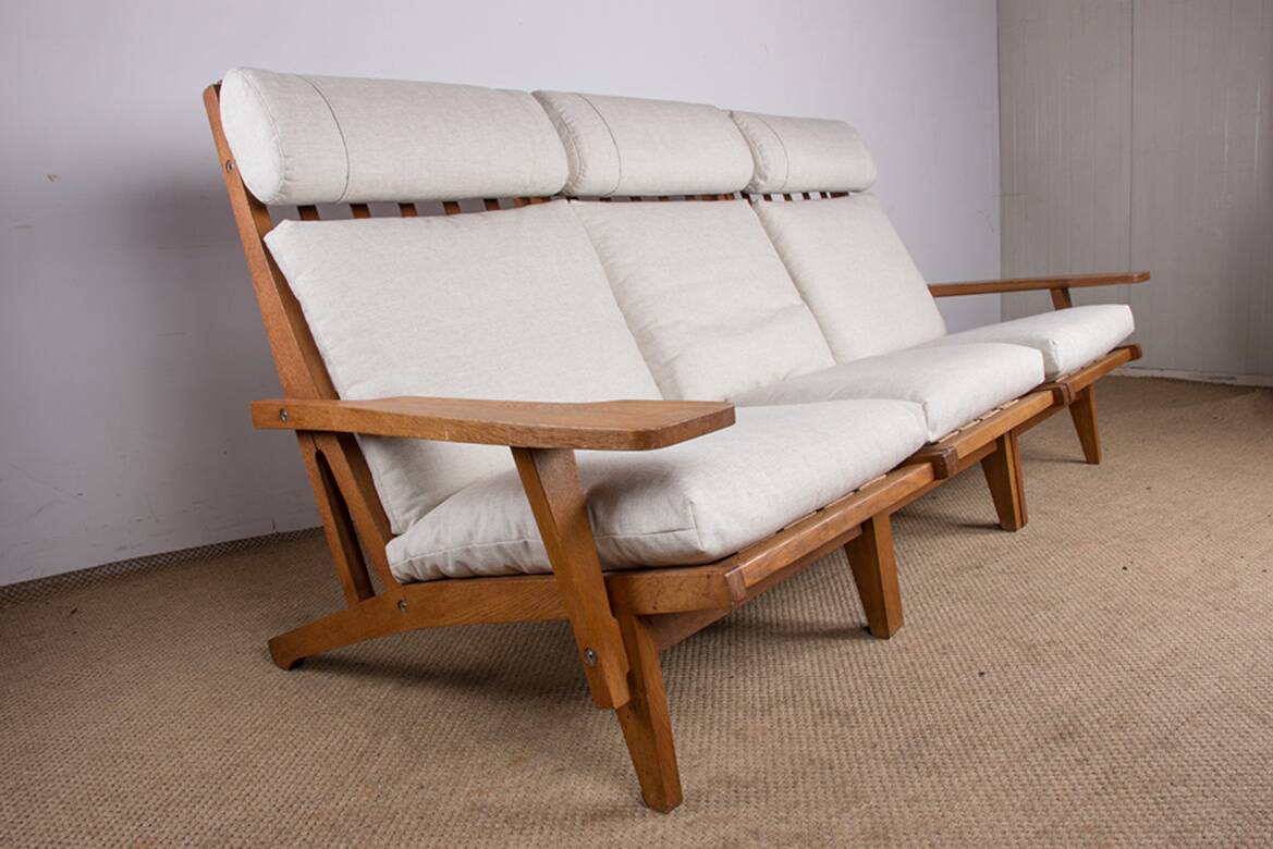 Danish sofa in solid oak and fabric, model GE375 by Hans Wegner 1960.