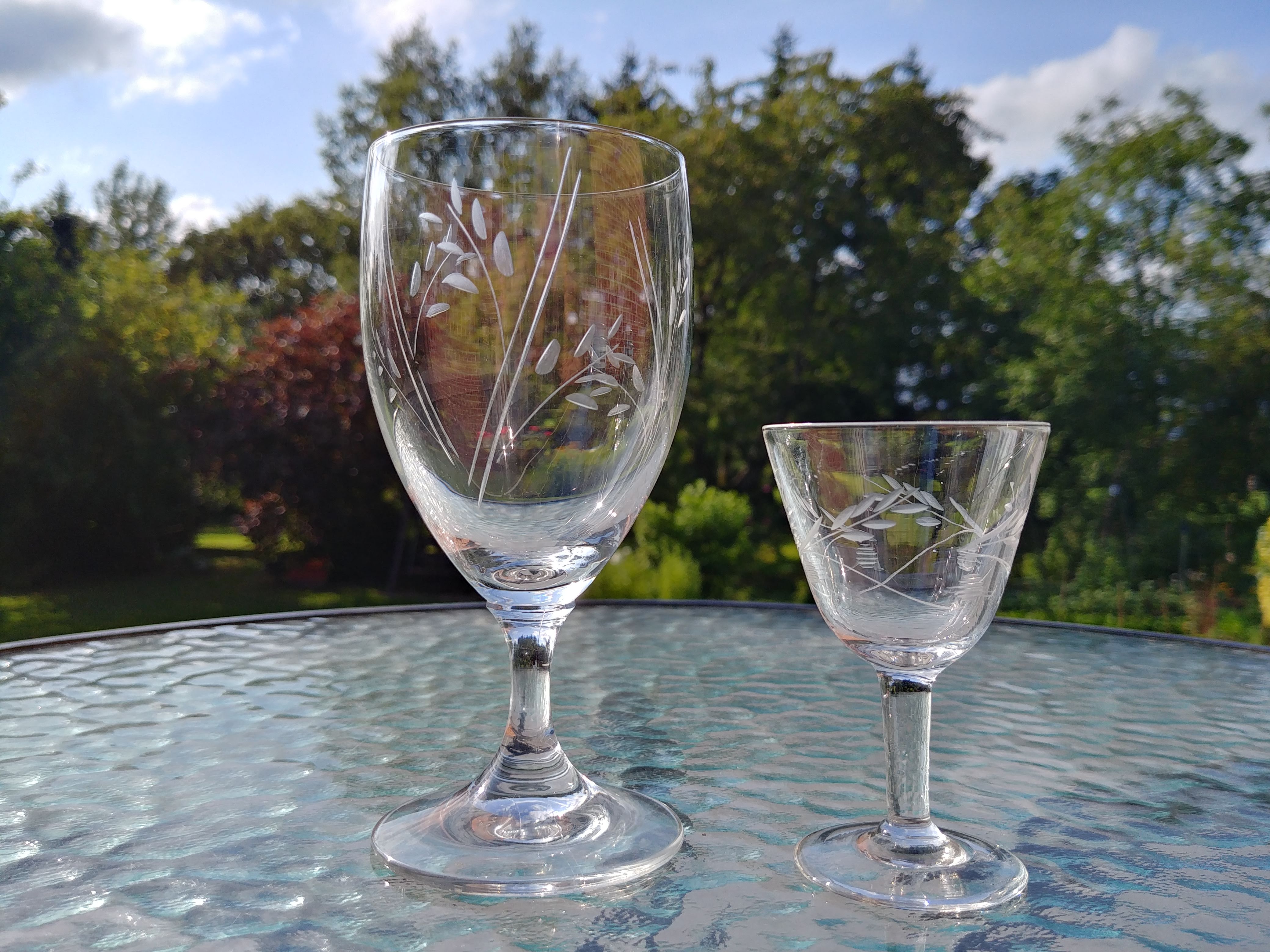 Ensemble de 10 verres anciens à liqueur, 4 verres à eau assortis, en verre ciselé