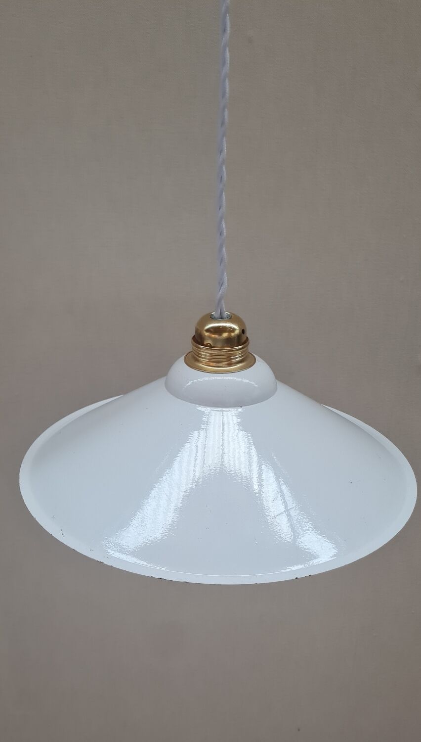 Enamelled sheet metal pendant light