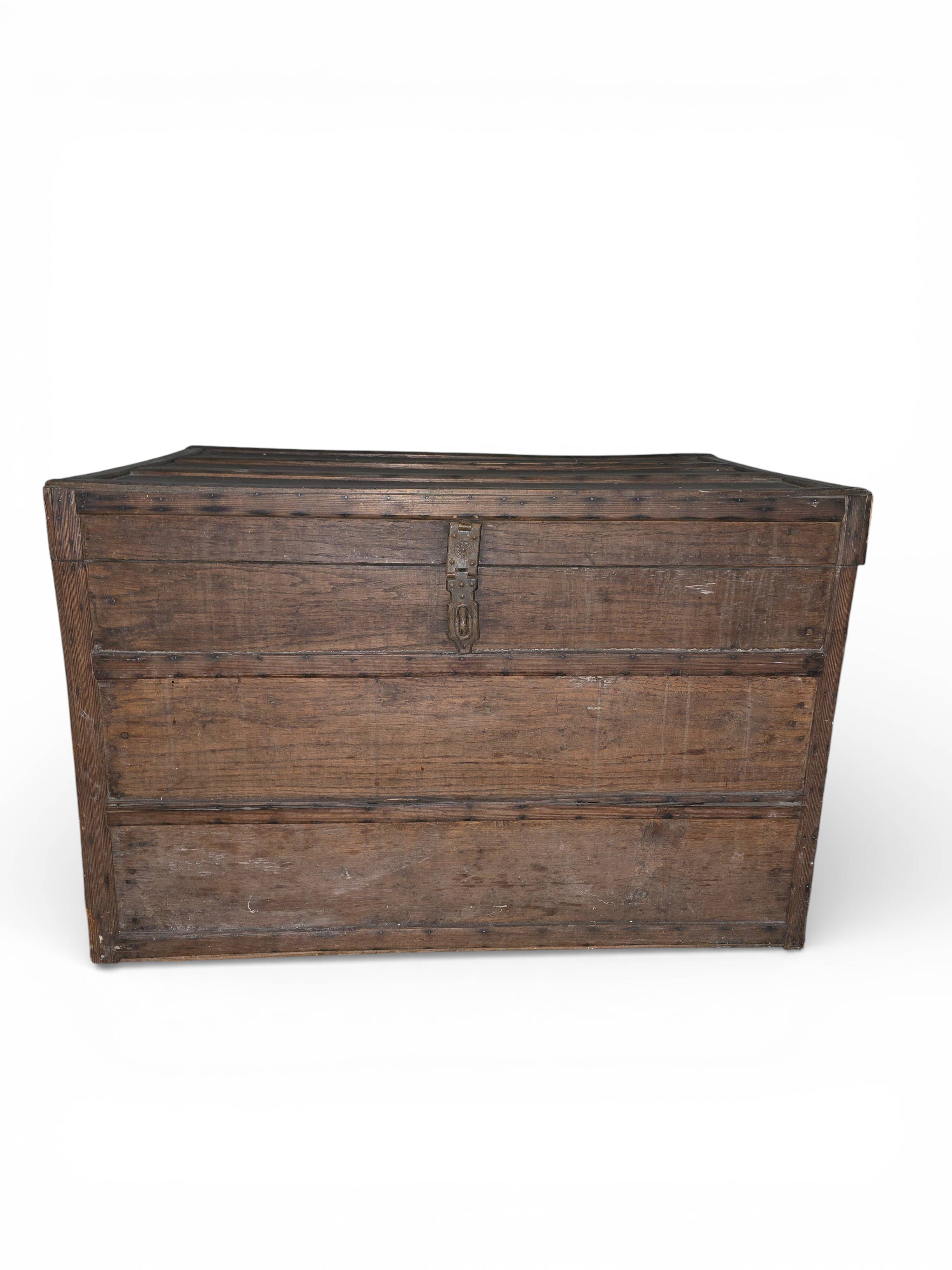 Old trunk / storage chest – rustic chic – solid wood