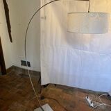Lampadaire arc pied chromé et dentelle