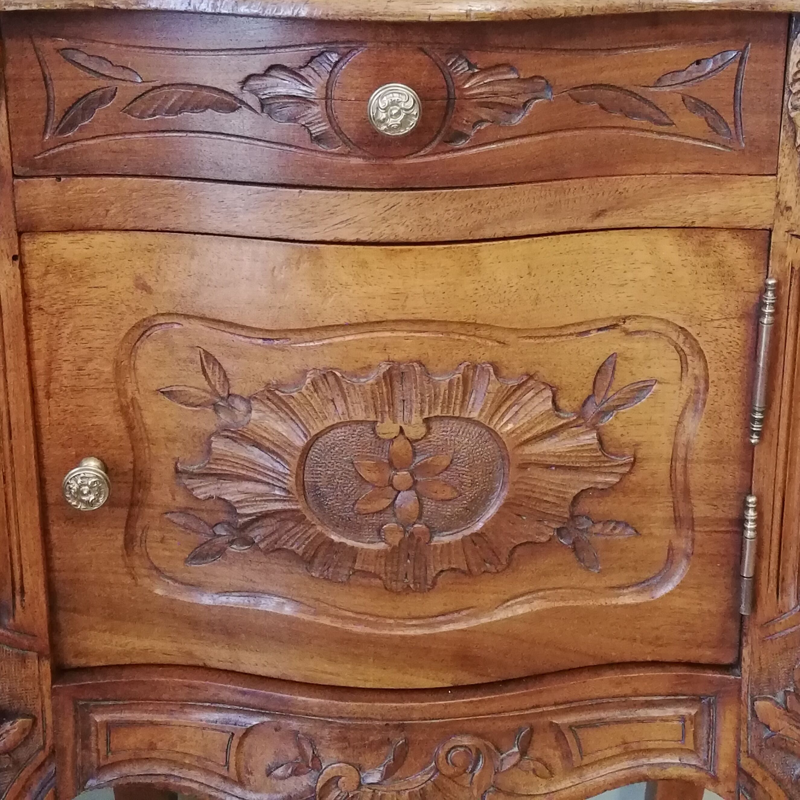 Table de chevet en bois et dessus marbre de style Louis XV