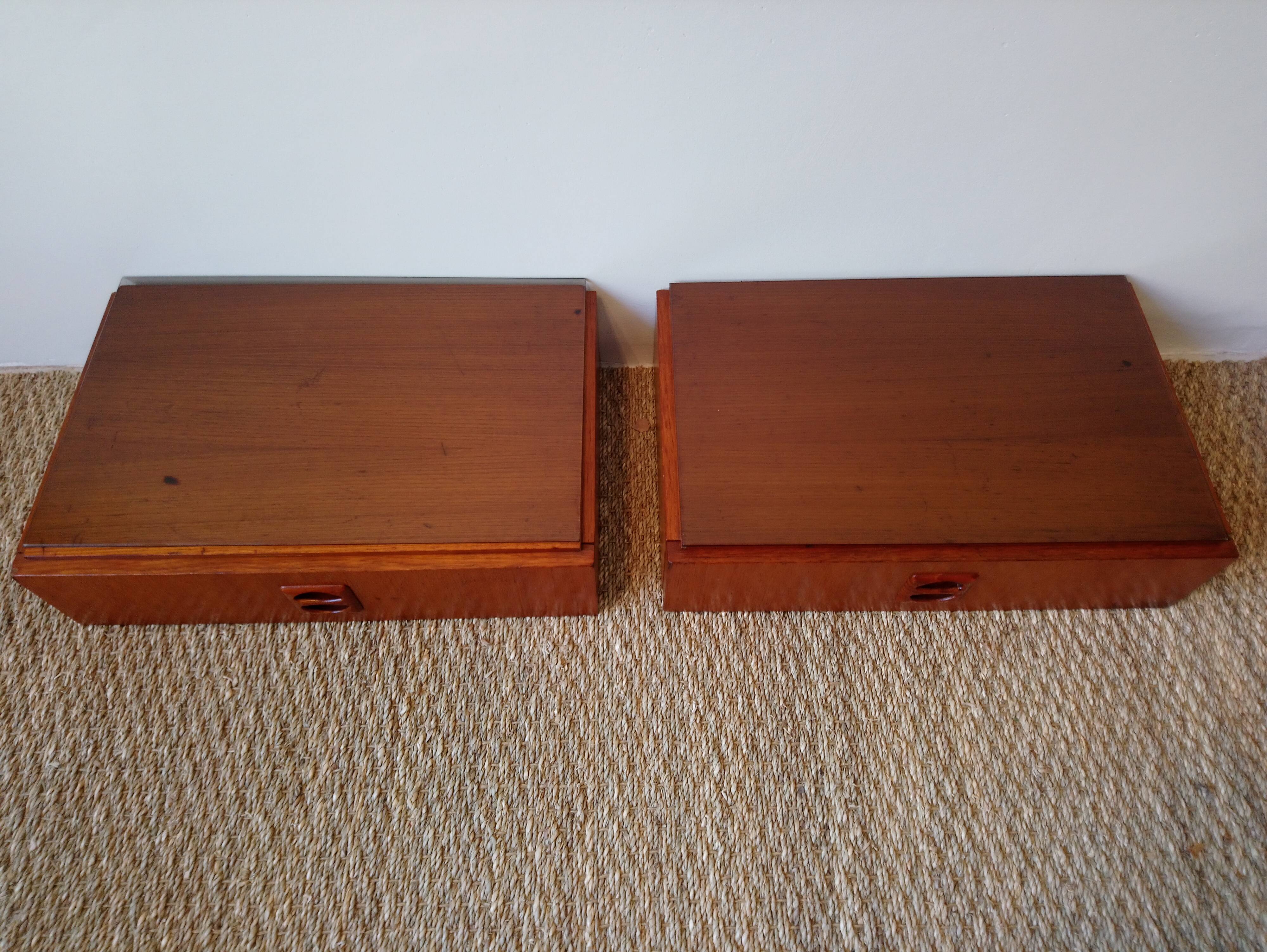 Paire de chevets suspendus scandinaves années 70