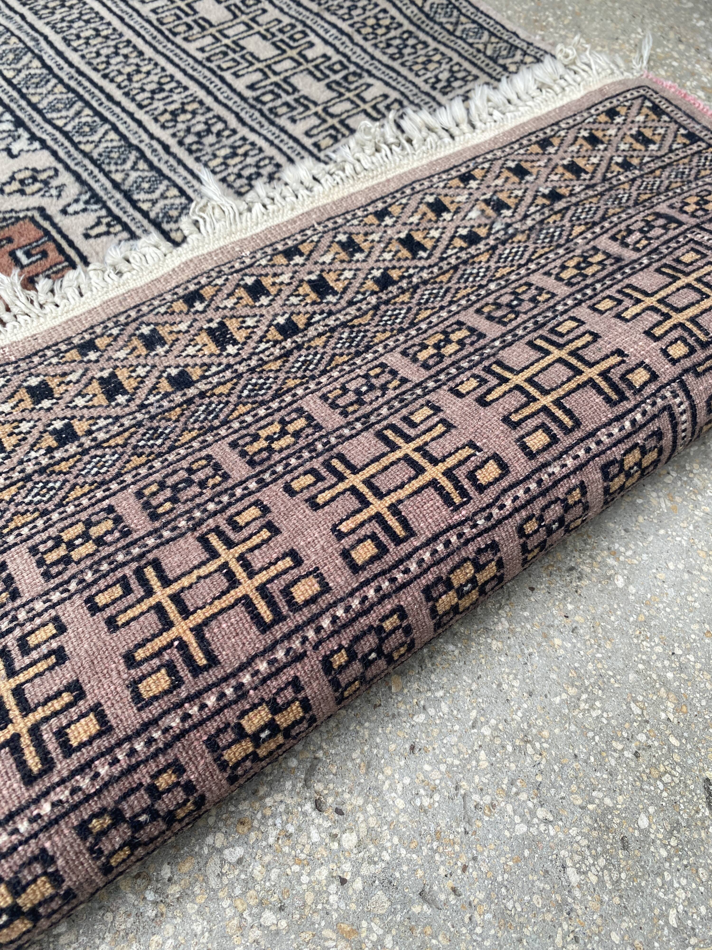 Vintage hand knotted rug with geometric patterns on a grey/beige/terracotta background 170 x 96 cm
