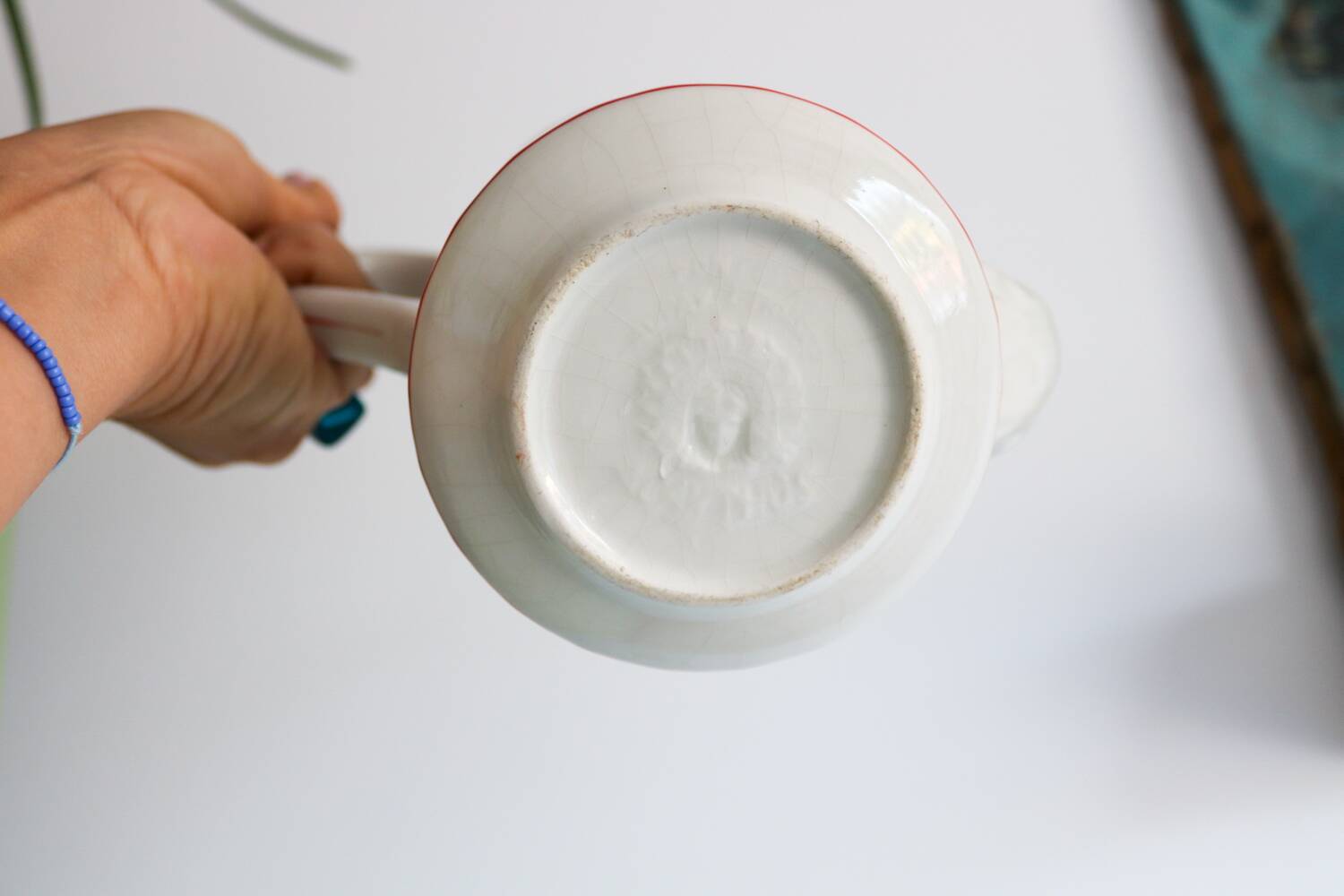 White porcelain coffee pot with red stripes – Model “Acanthus”