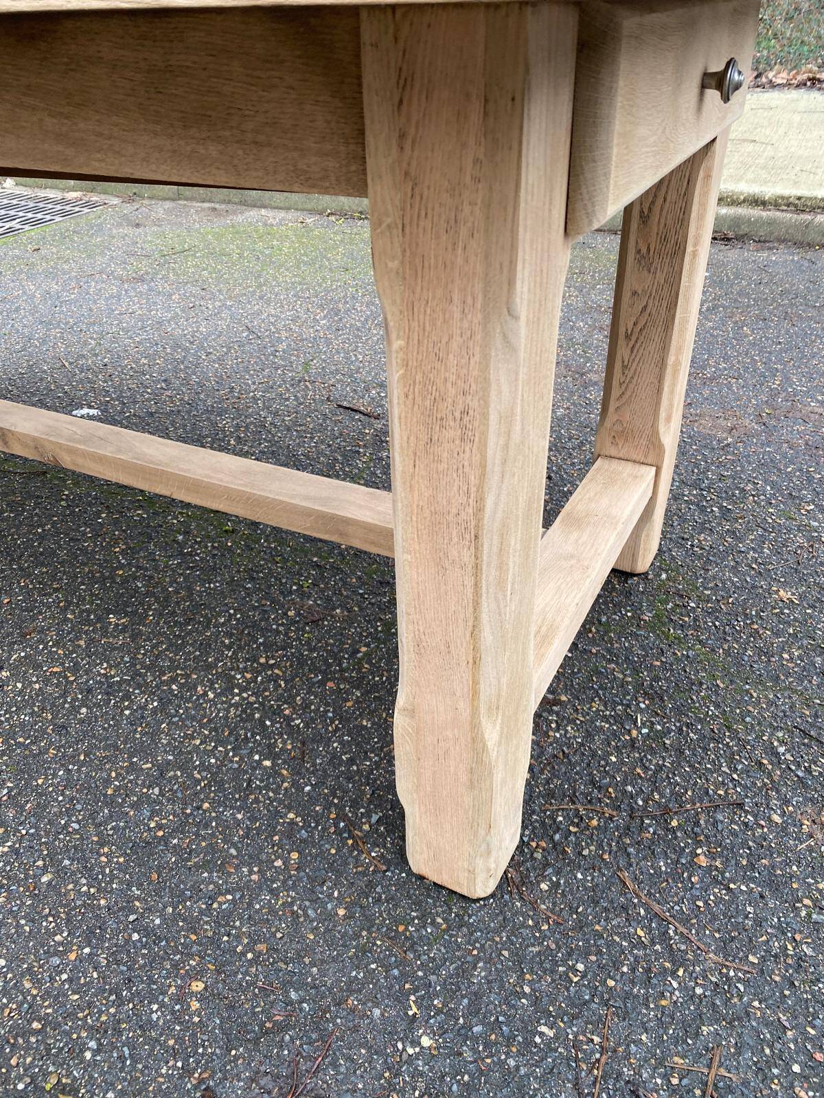 Table à manger de ferme rénovée en chêne brut du XXème 180cm avec tiroir