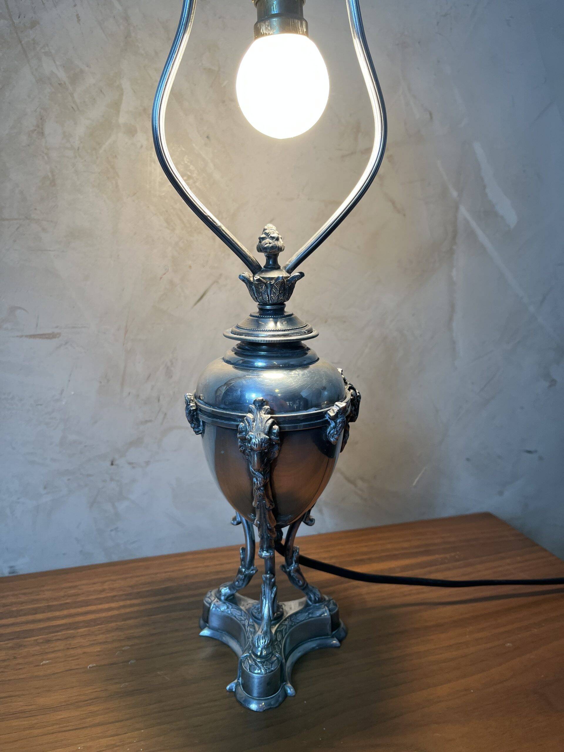 Lampe en métal argenté