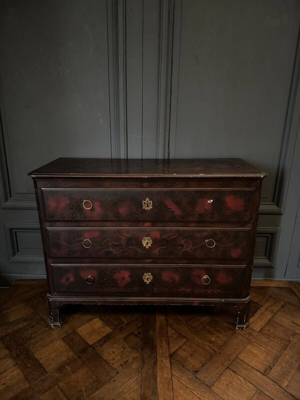 Chinese lacquer chest of drawers decorated with dragon late 19th century