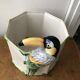 Cache pot vintage en barbotine à décor de Toucan