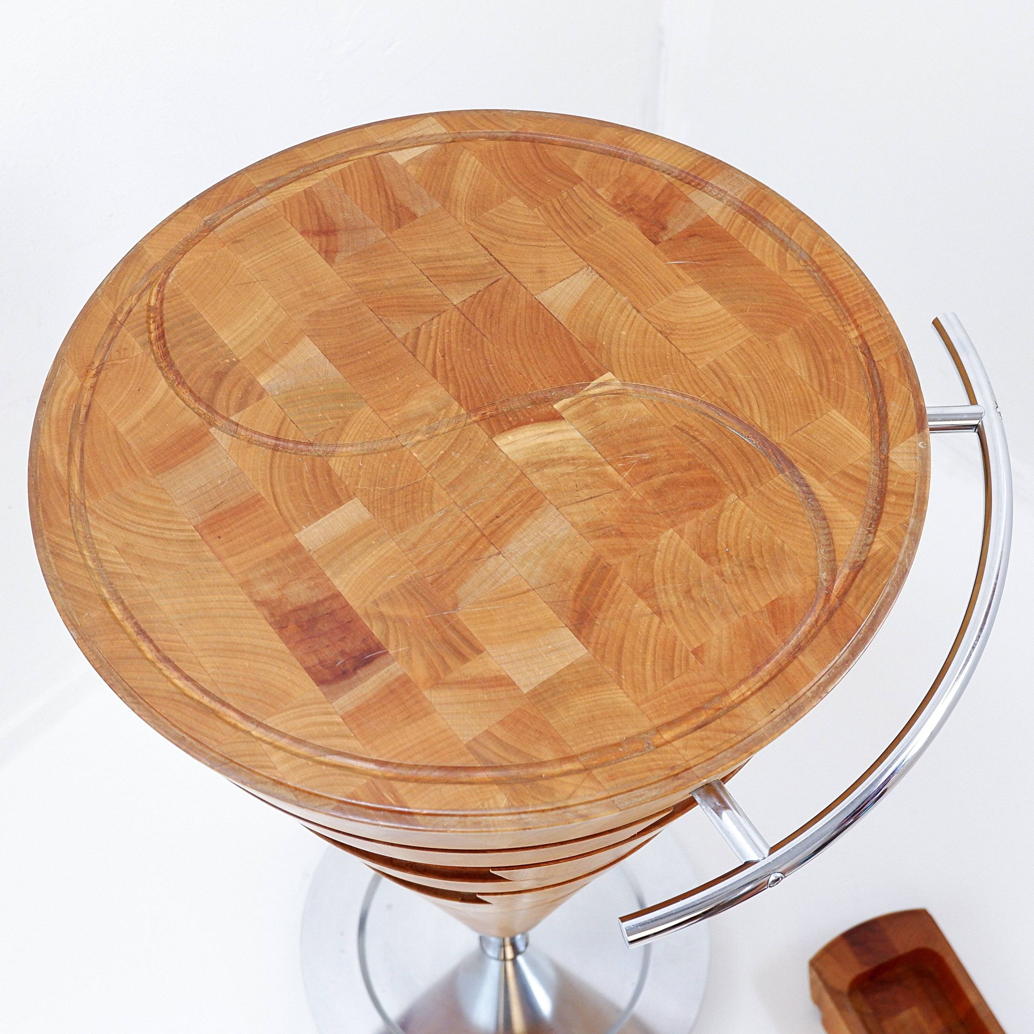 Cone-shaped kitchen unit with drawers