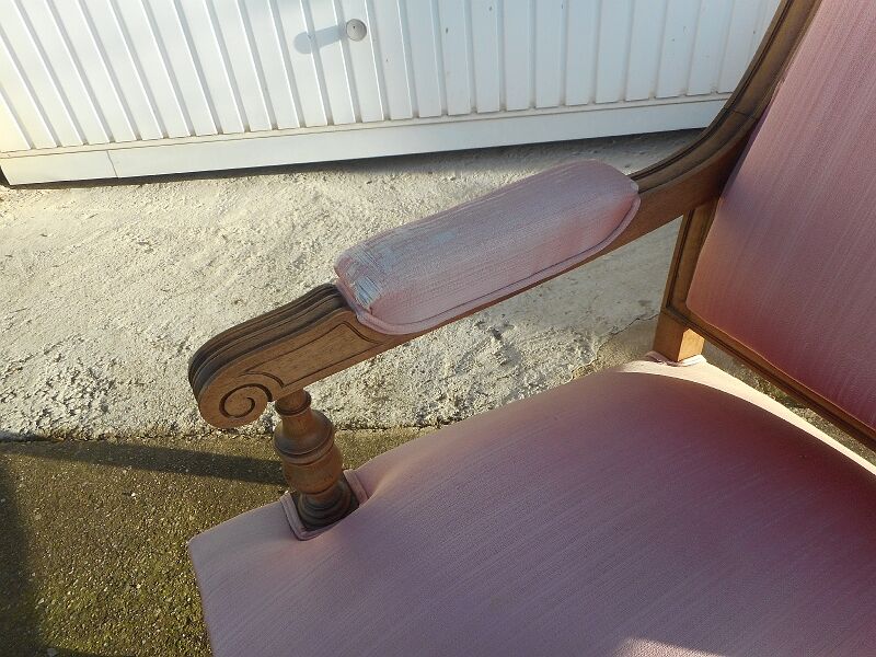 Blond walnut armchair of the nineteenth century