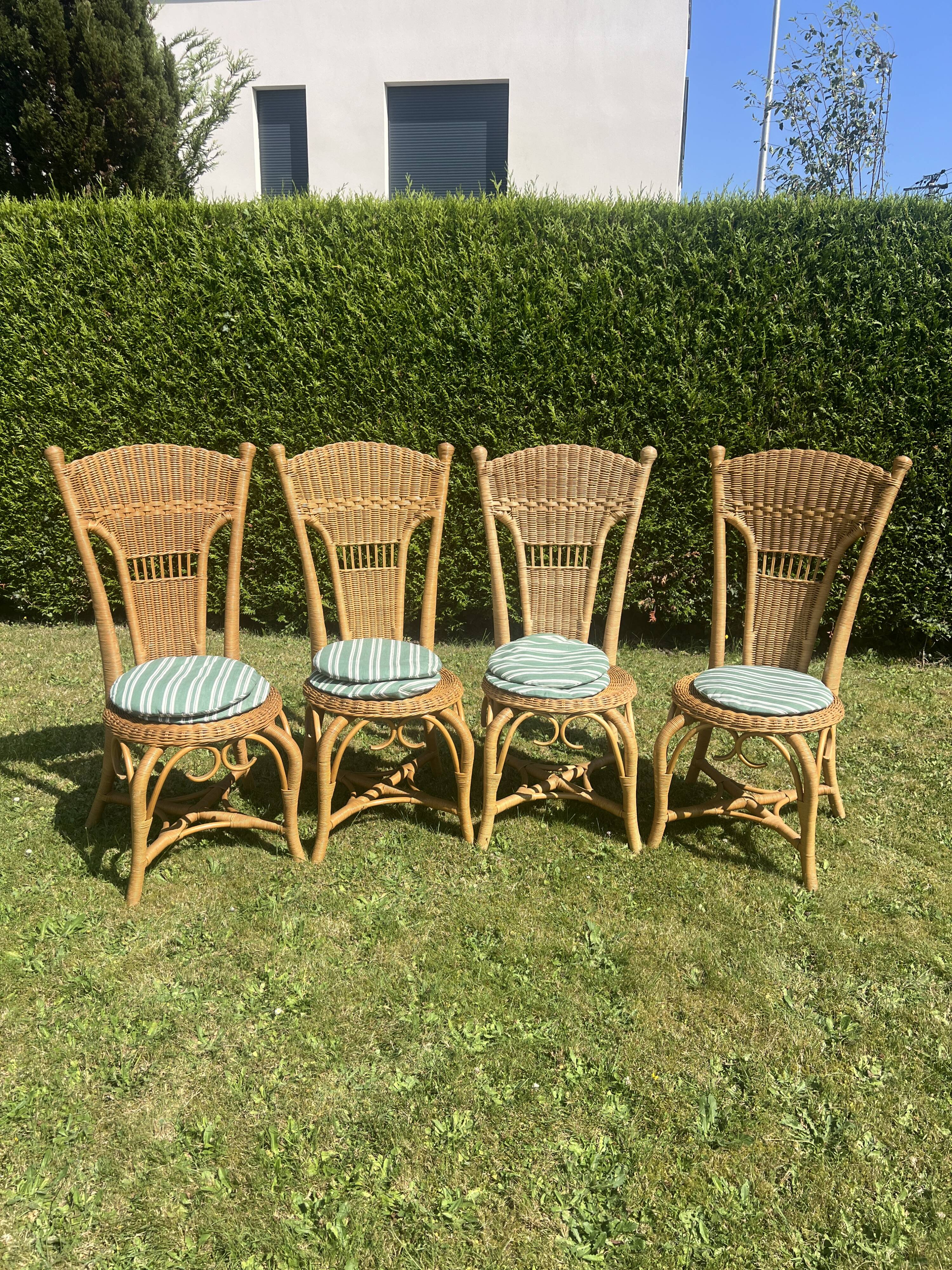 Very beautiful set of 4 antique rattan chairs. Luxury model, perfect condition.