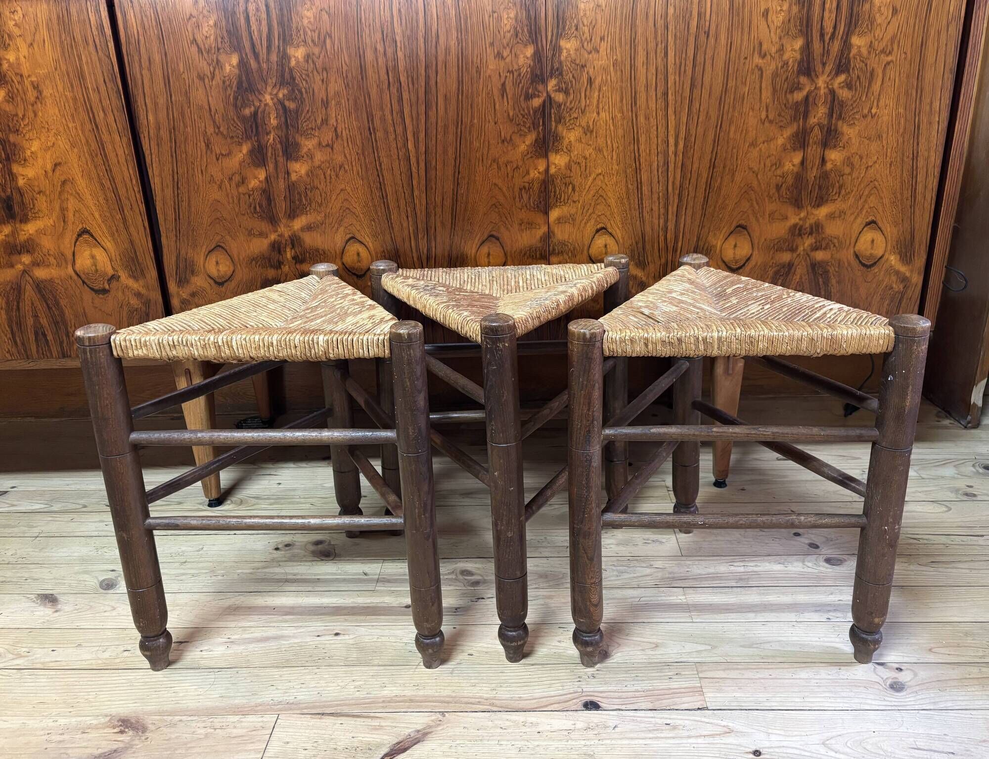 Série de 3 tabourets tripodes bois et paille