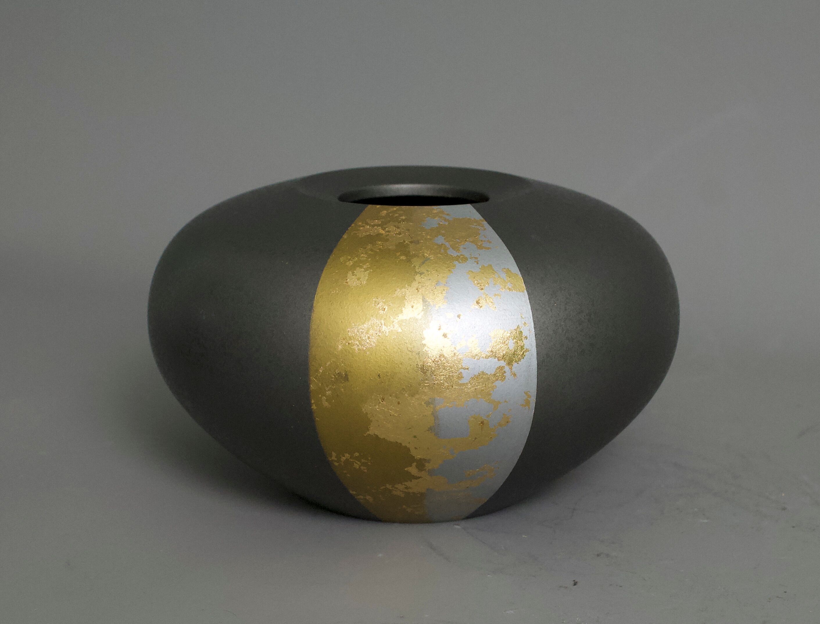 Japanese vase in copper and gold leaf