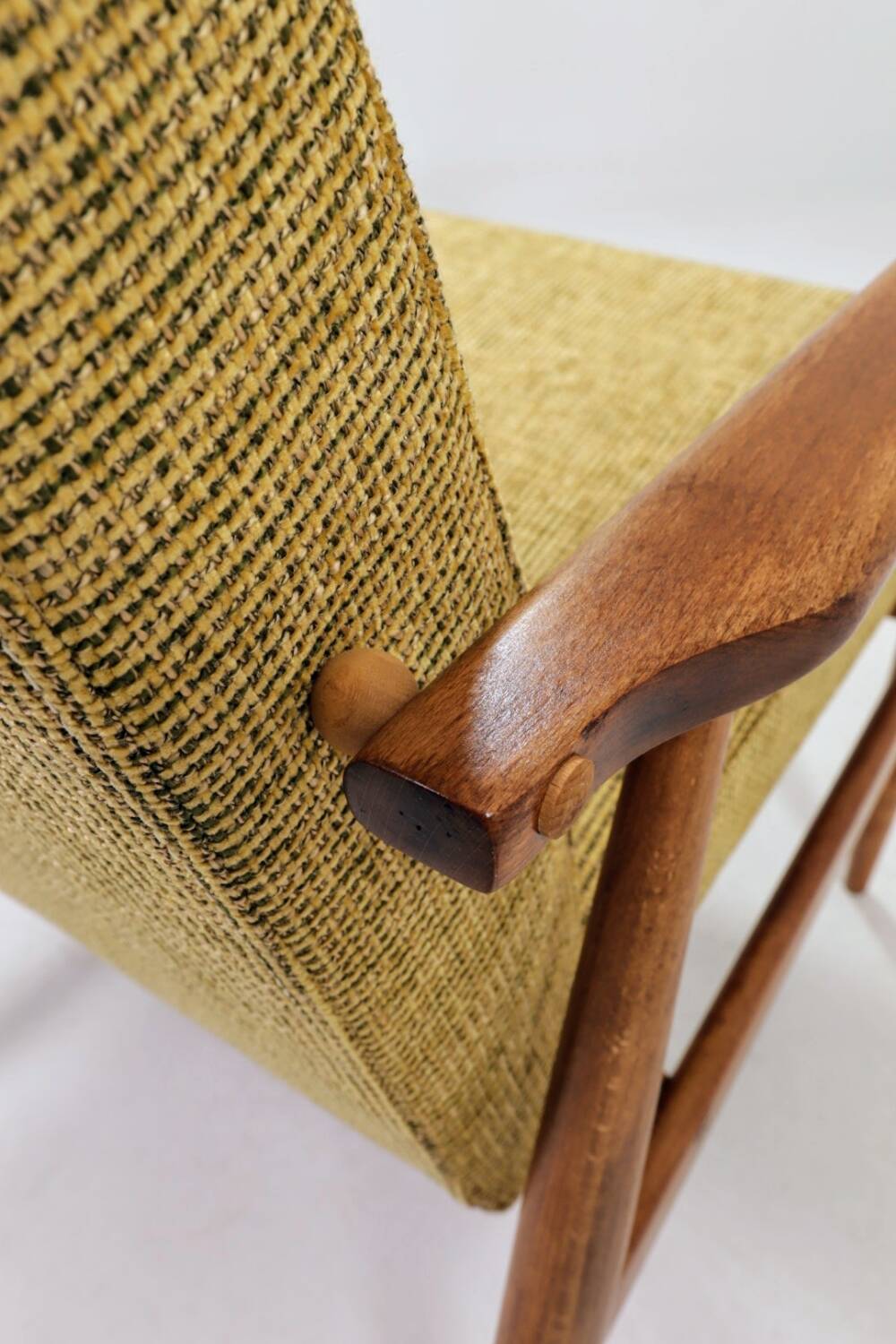 Fauteuil vintage olive vert design by H.Lis