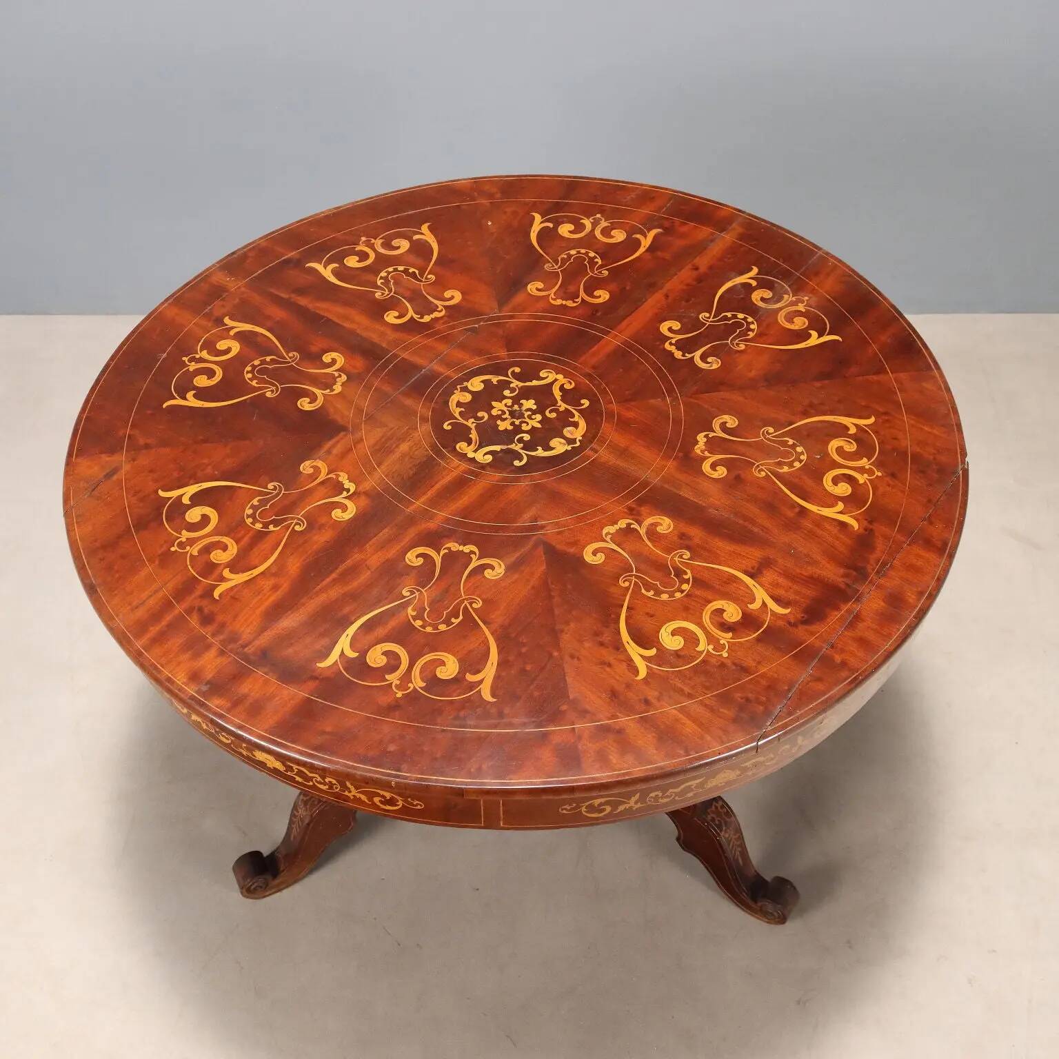 Table ancienne Charles X en acajou marqueté, Italie, XIXe siècle