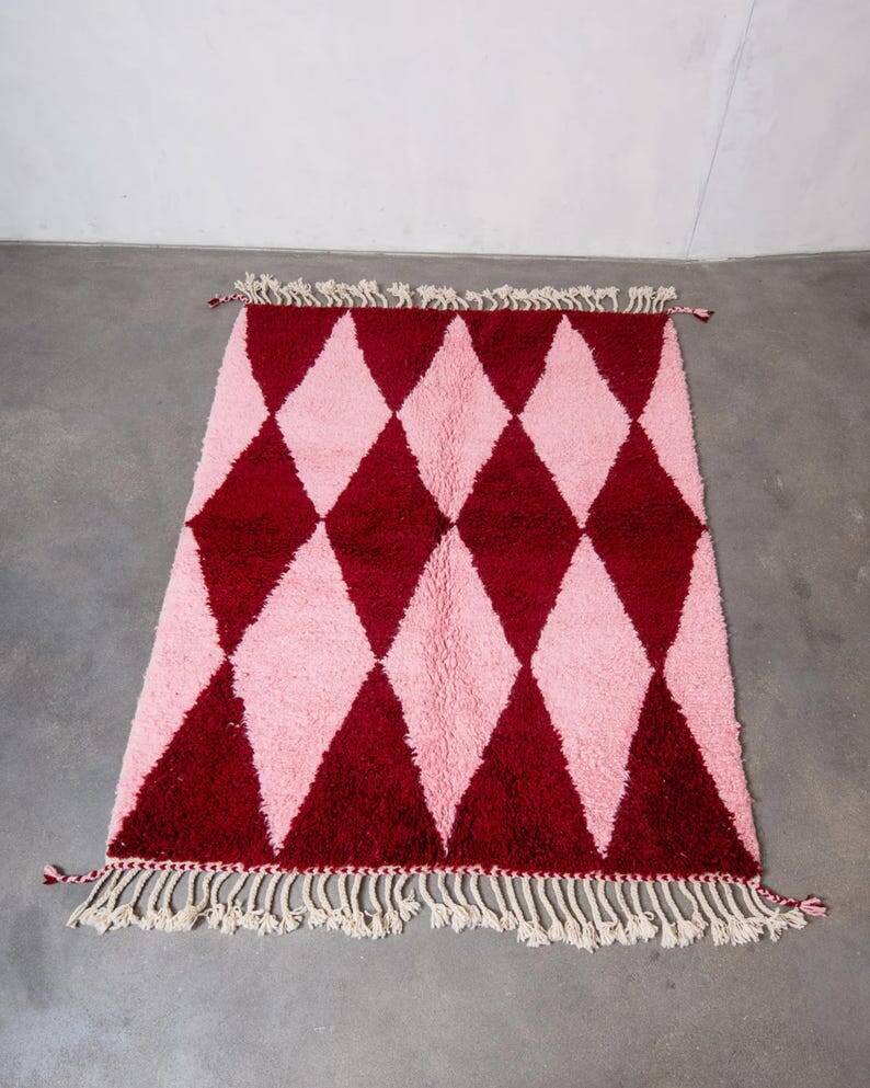 Off-white Moroccan rug with geometric patterns, 250cm x 200cm