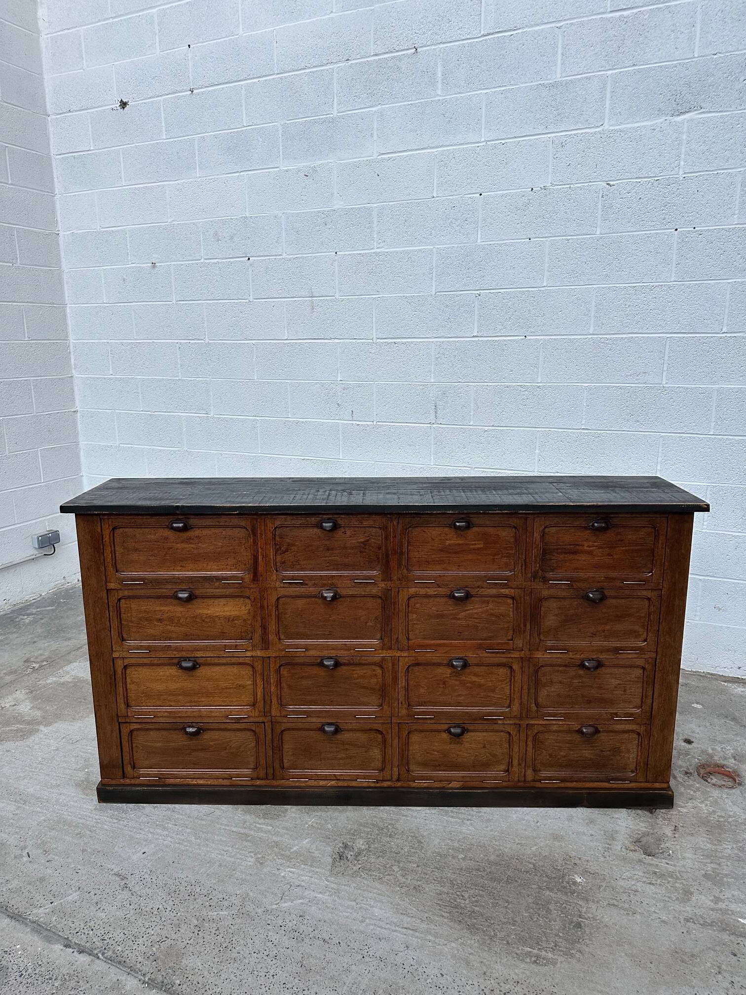 Grand miroir doré  ancien doté d’une moulure décorée et perlée  Parfait pou