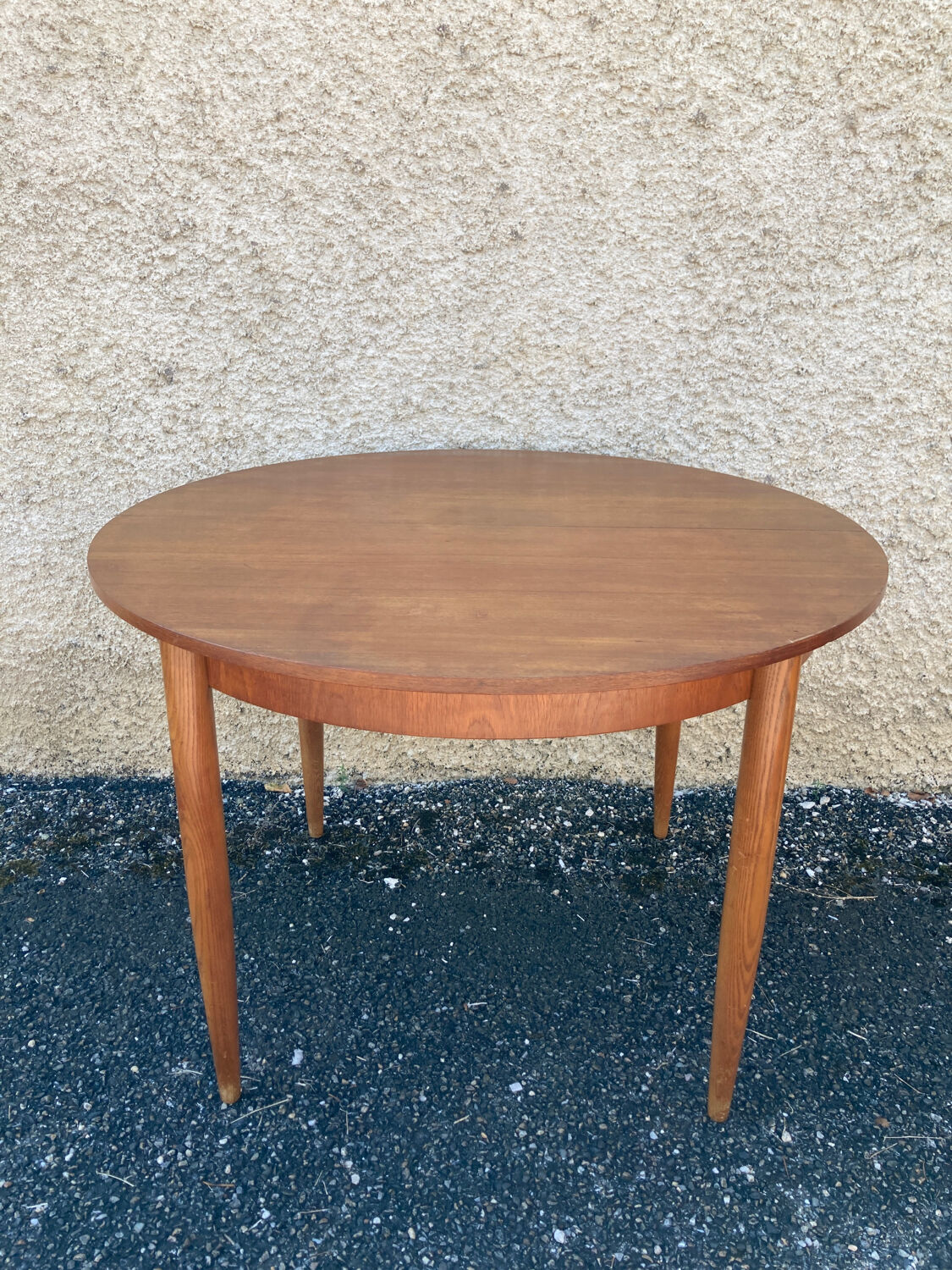 Scandinavian extendable round table
