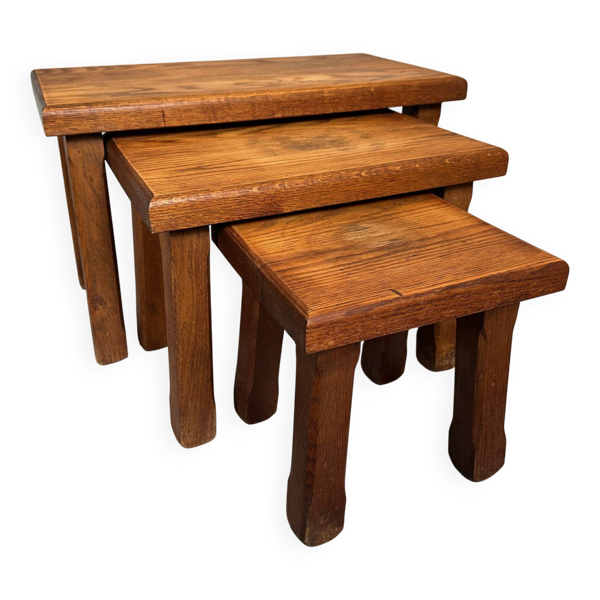 3 tables gigognes brutalistes – chêne