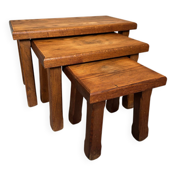 3 tables gigognes brutalistes – chêne